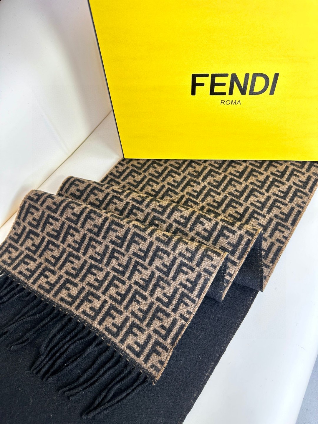 FENDI 双面羊绒围巾