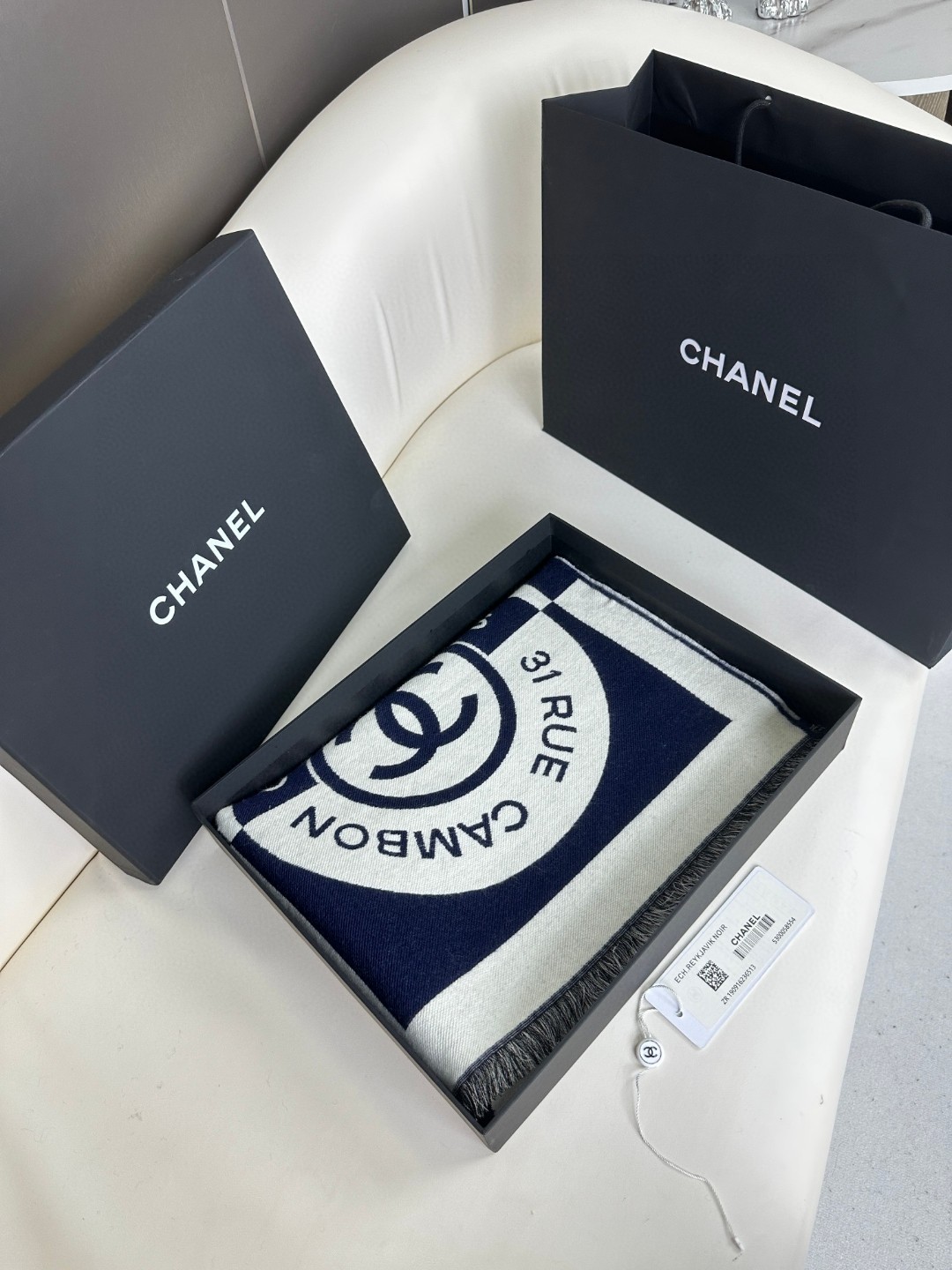 CHANEL 小香徽章围巾