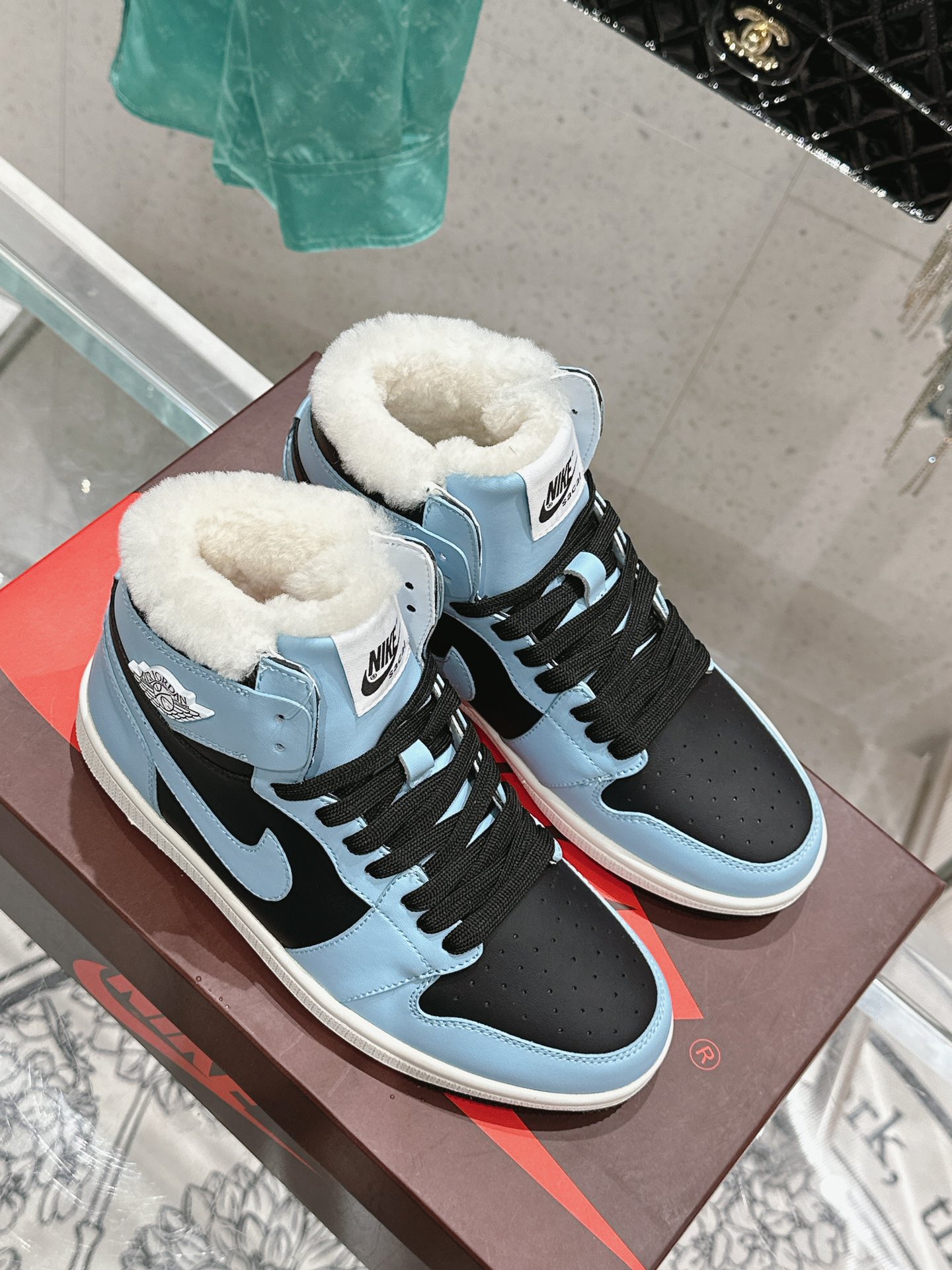 Nike x AJ’s Premium Leather Sneakers: Customized Quality and Unique Design - 图片 2