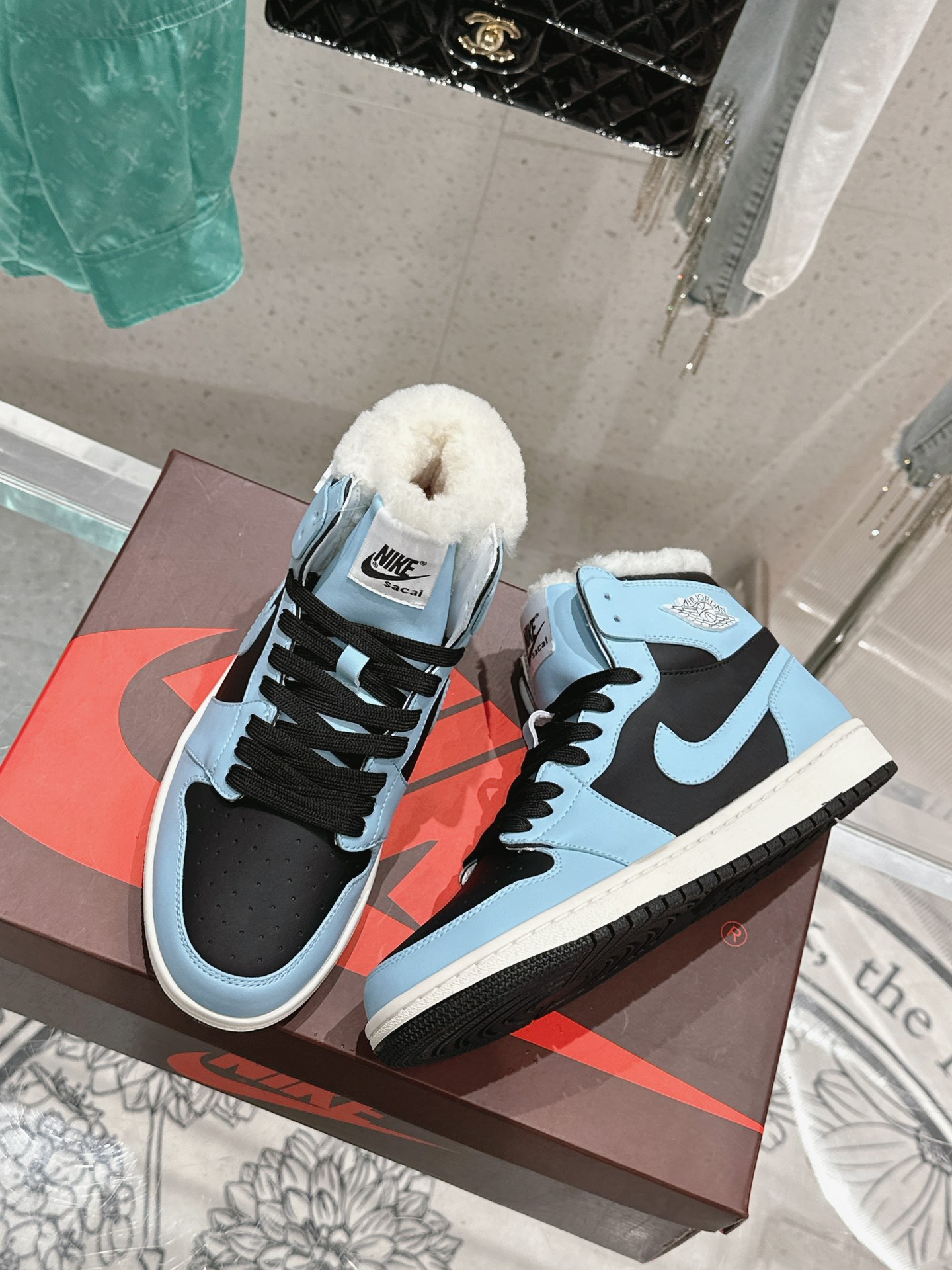 Nike x AJ’s Premium Leather Sneakers: Customized Quality and Unique Design - 图片 4