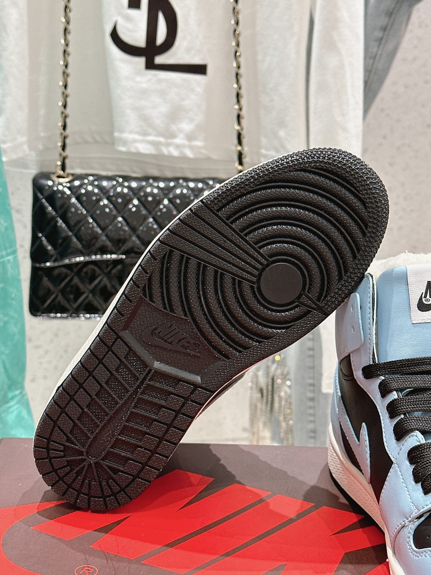 Nike x AJ’s Premium Leather Sneakers: Customized Quality and Unique Design - 图片 9