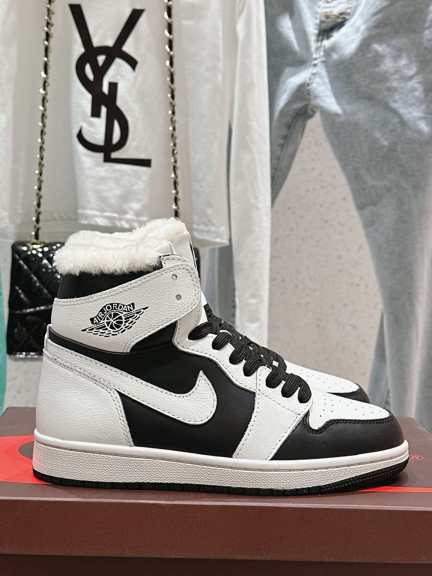 Nike x AJ’s Premium Leather Sneakers: Customized Cow Skin and Velvet, Unique Design and Quality - 图片 2