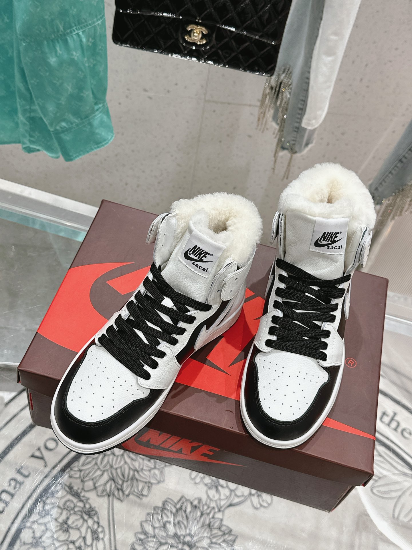 Nike x AJ’s Premium Leather Sneakers: Customized Cow Skin and Velvet, Unique Design and Quality - 图片 3