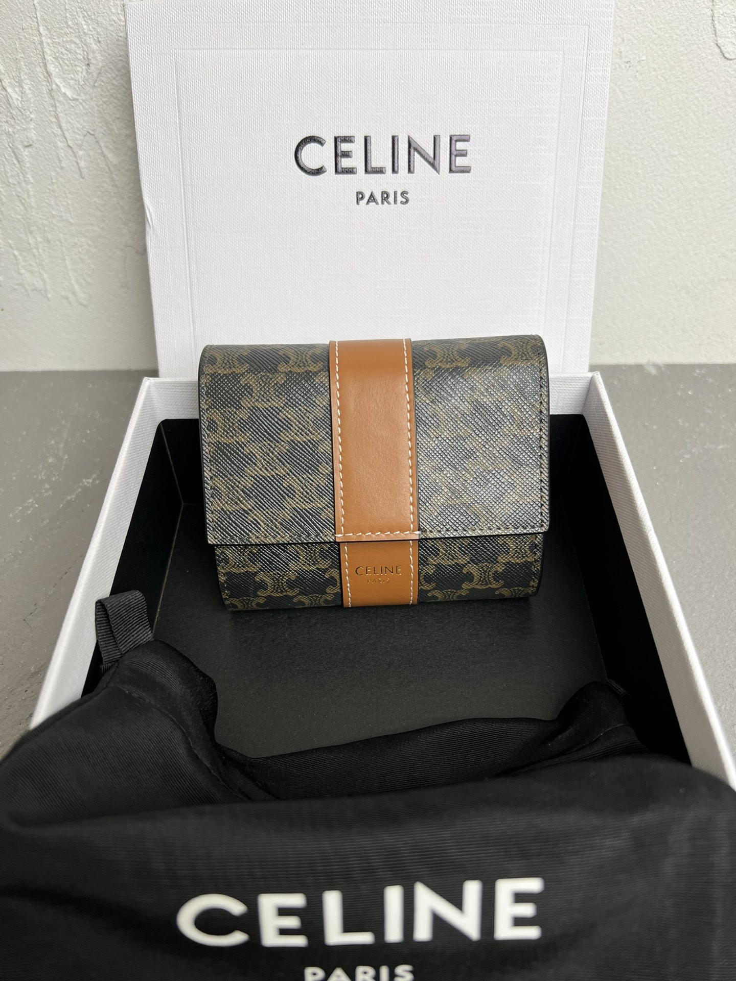 NO:176807,Genuine grade original leather version CE 3-fold wallet Simple presbyopia 3-fold wallet, this one focuses on light weight, simple and wear-resistant. Card holder 6 inner bags of coin clips, the design is very considerate and user-friendly. It is not large in size and is easy to carry. Sisters who like to bring wallets can make it. Model number 100572 Size 10×2.5×9 Material Brown, Celine Wallet Celine, Celine, wallets19860909正品级 原厂皮版本 CE三折钱包 简约老花三折钱包,这款主打自重轻,简约耐磨.卡片夹6个内袋零钱夹,设计很贴心人性化.体积也不大,方便携带.喜欢带钱包的姐妹可以冲 款号100572 尺寸10×2.5×9料棕,赛琳钱包赛琳,celine,wallets,Bag