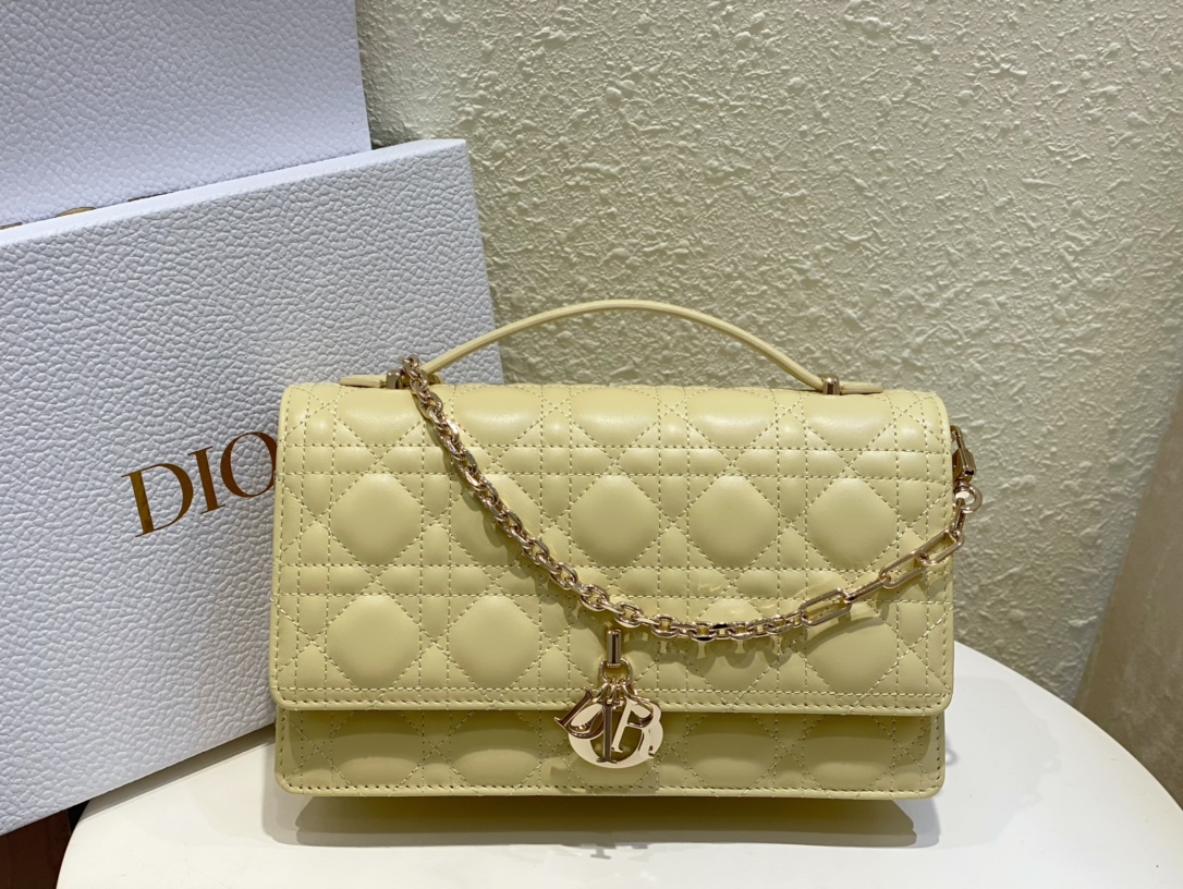 Cómo comprar replcia
 Dior Bolsos de mano Bolsos de embrague Amarillo Piel de oveja Colección primavera Cadena