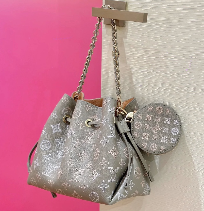 Louis Vuitton 【Bella handbag】 M23388 light gray/gradient (hollow) model ...