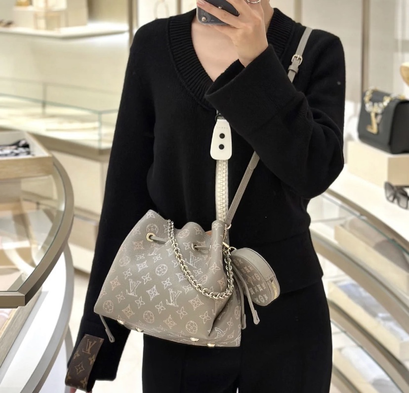 Louis Vuitton 【Bella handbag】 M23388 light gray/gradient (hollow) model ...