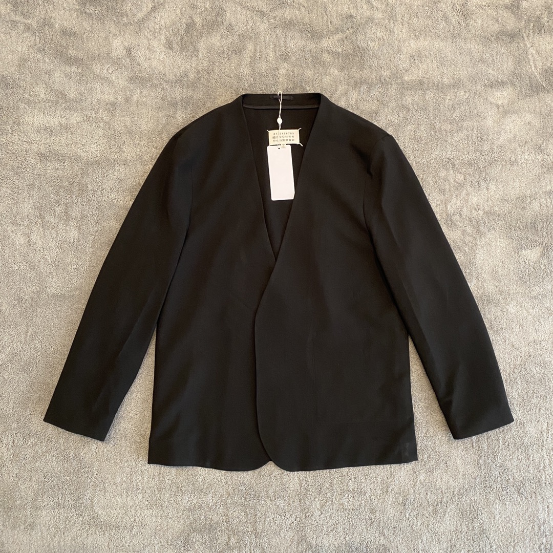 马吉拉 Blazer sin cuello: rompe el estereotipo del traje tradicional. El diseño sin cuello parece ligero pero tiene estruc…