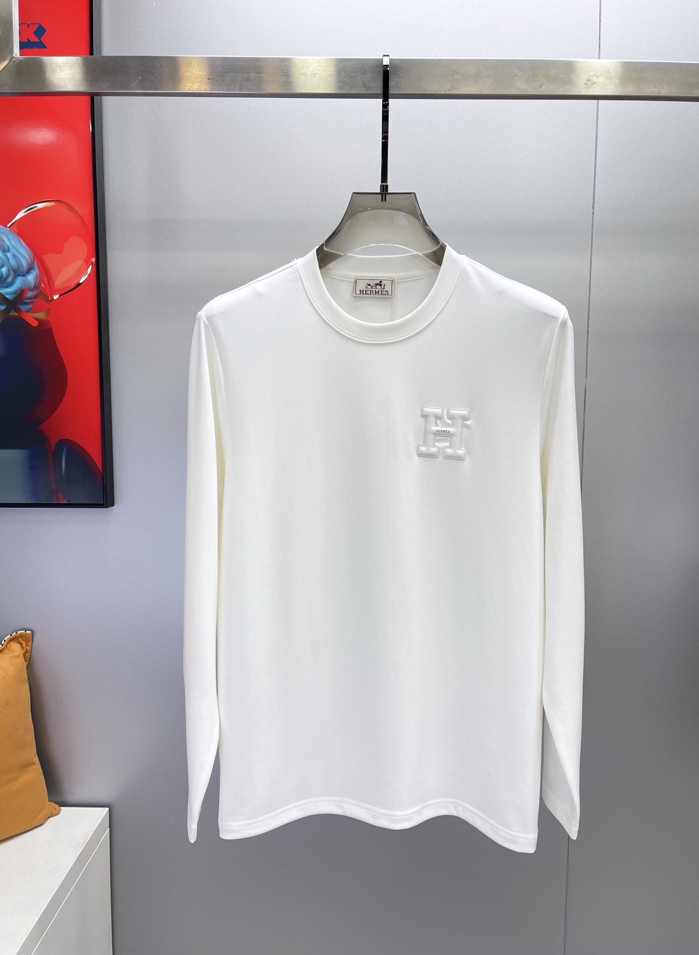 Zenium White Herme’s Long-Sleeve T-Shirt: Classic, Clean, and Customized Style - 图片 1