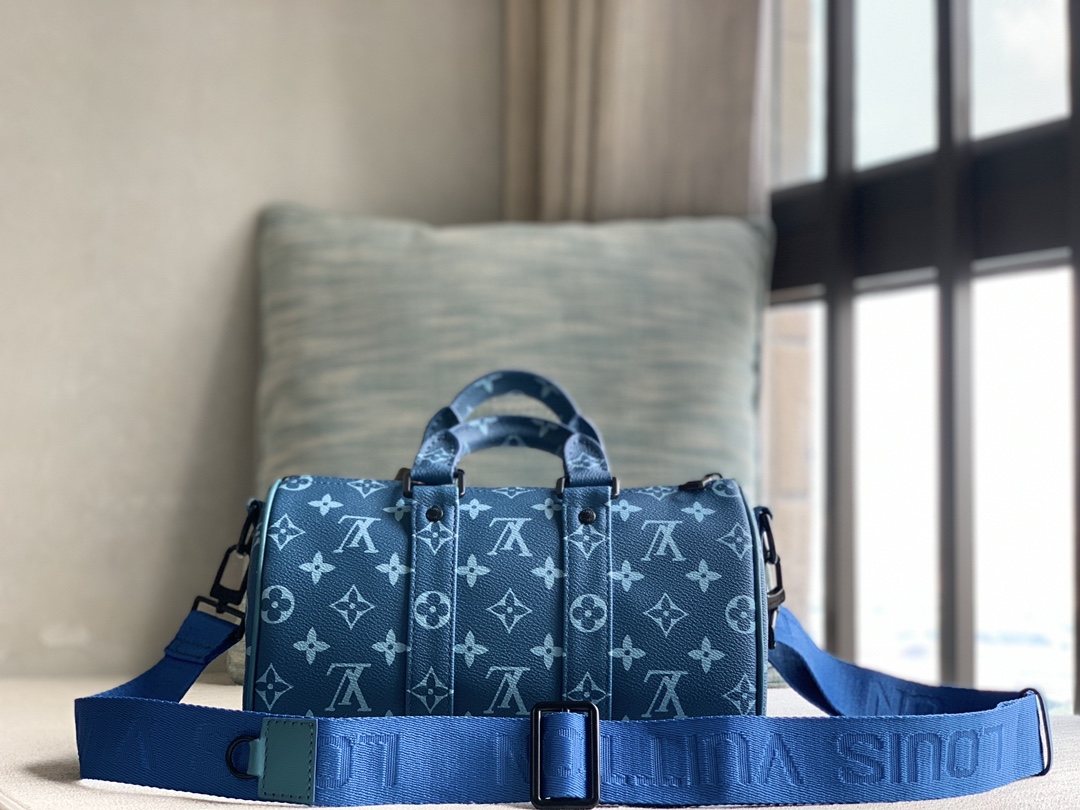 LV KEEPALL BANDOULIERE 25 official M46803 urban bag is made of coated presbyopia and is a mini style of Louis Vuitton's most classic Keepall trav