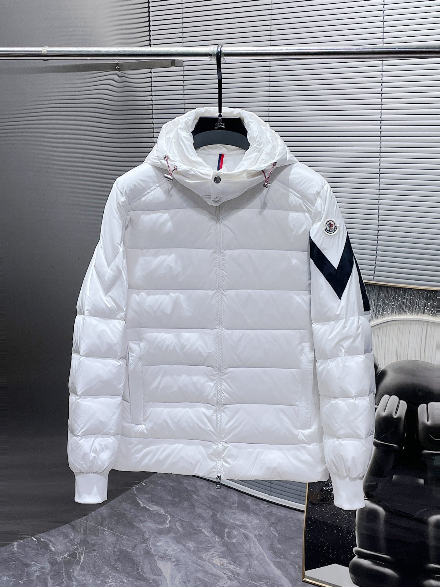   蒙口  moncler  秋冬新款连帽羽绒服外套，爆款来袭，品相超级好。进口防风防雨面料，软糯亲肤
