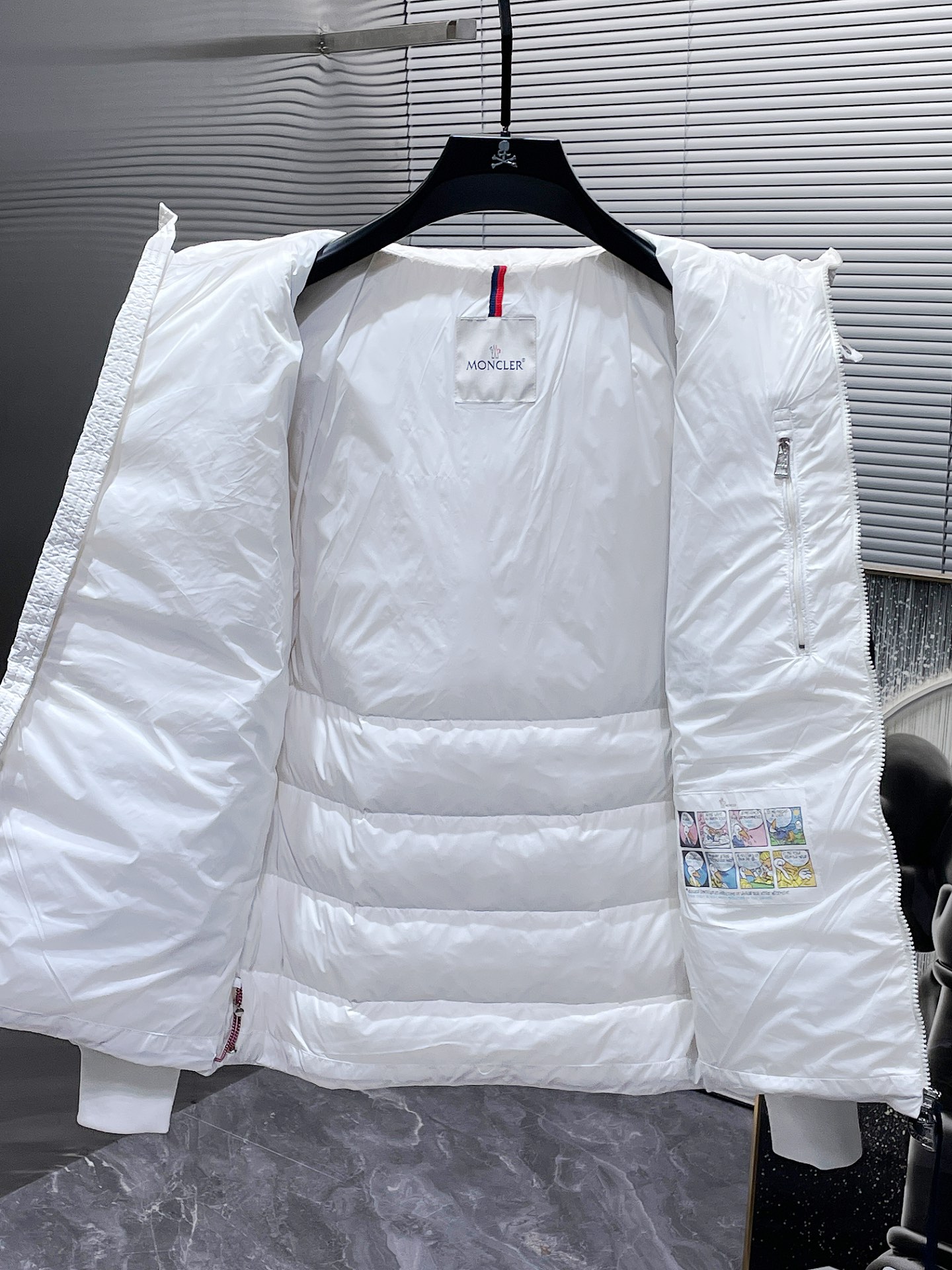    蒙口  moncler  秋冬新款连帽羽绒服外套，爆款来袭，品相超级好。进口防风防雨面料，软糯亲肤