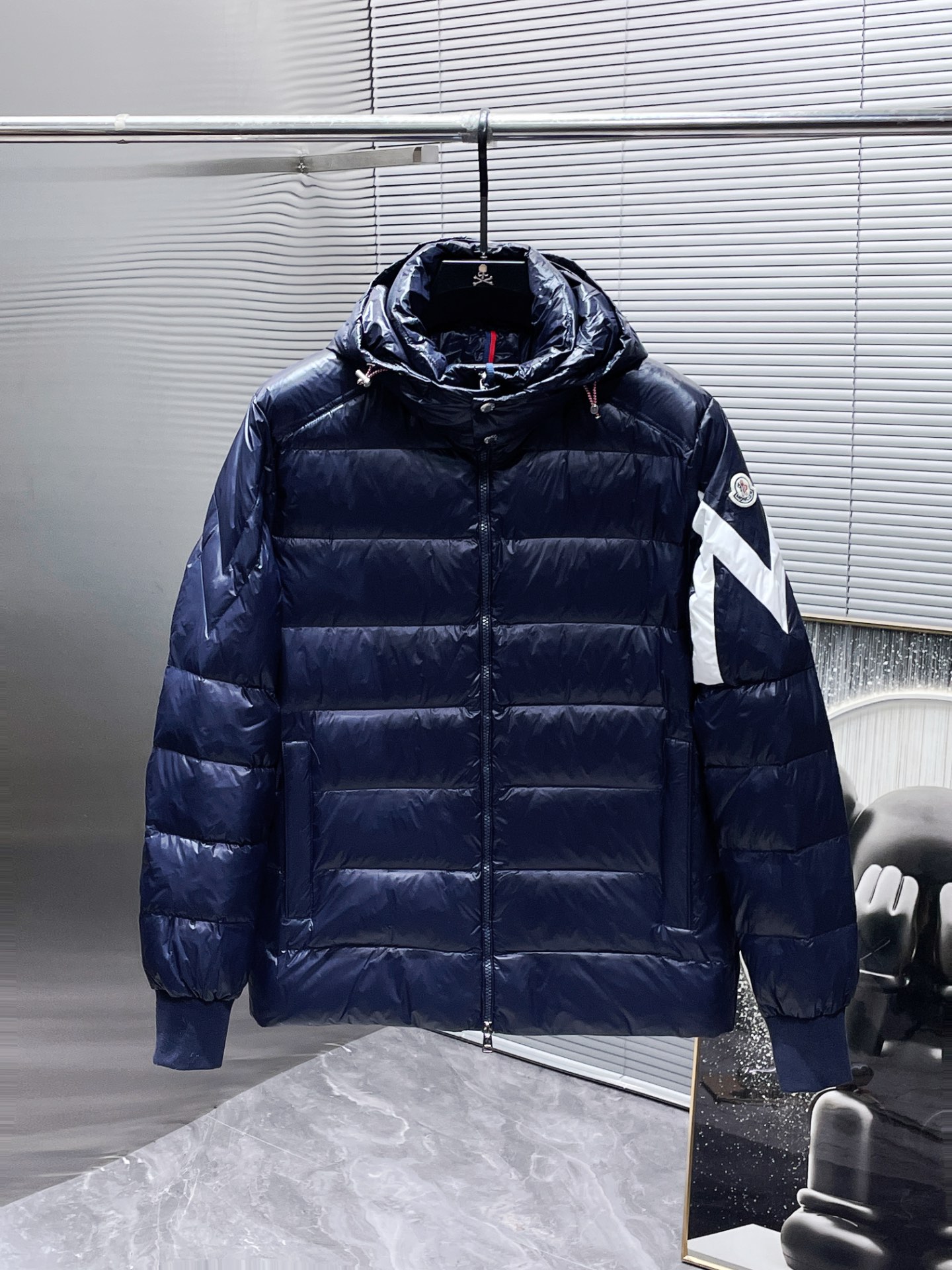    蒙口  moncler  秋冬新款连帽羽绒服外套，爆款来袭，品相超级好。进口防风防雨面料，软糯亲肤