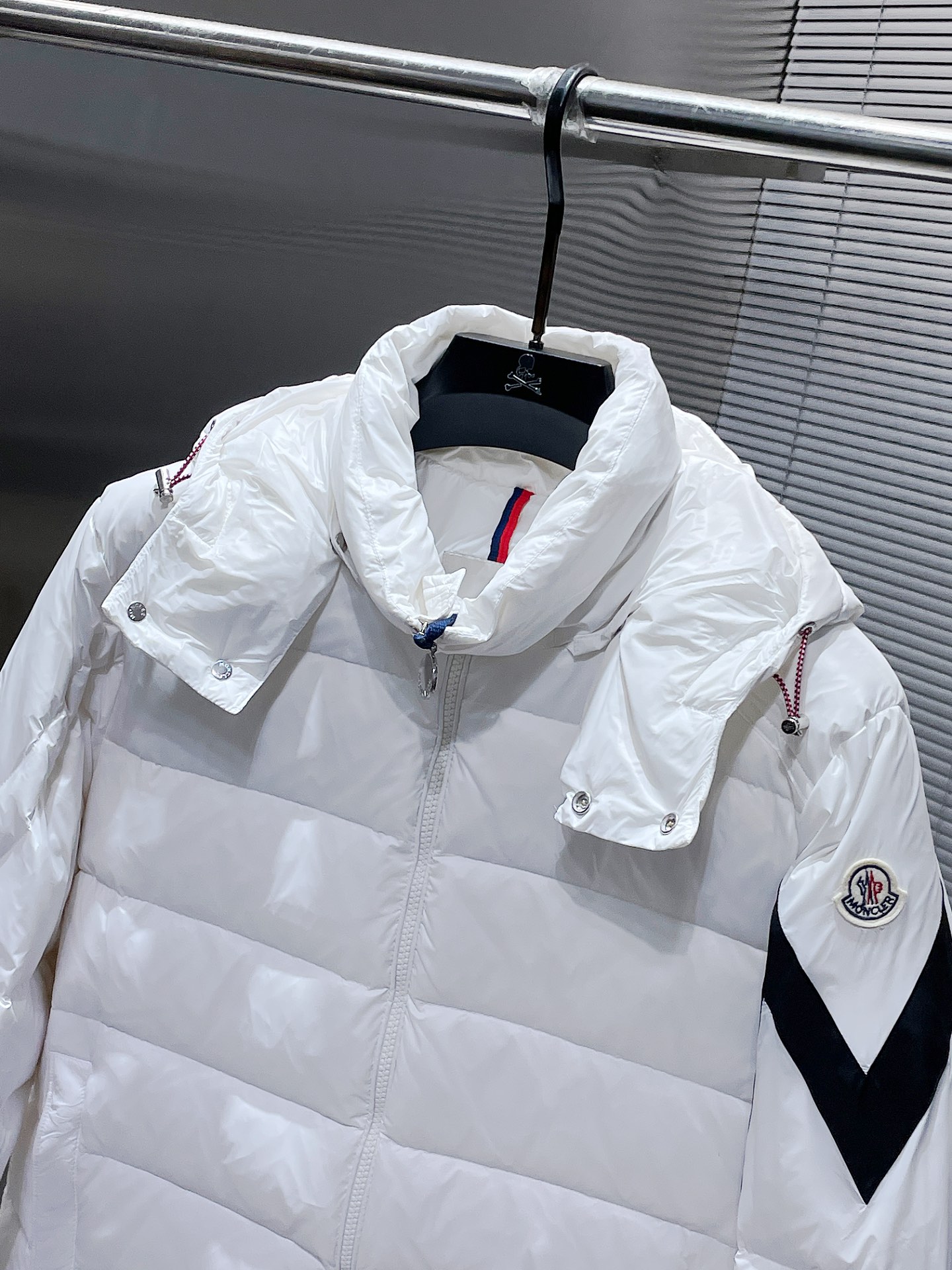    蒙口  moncler  秋冬新款连帽羽绒服外套，爆款来袭，品相超级好。进口防风防雨面料，软糯亲肤