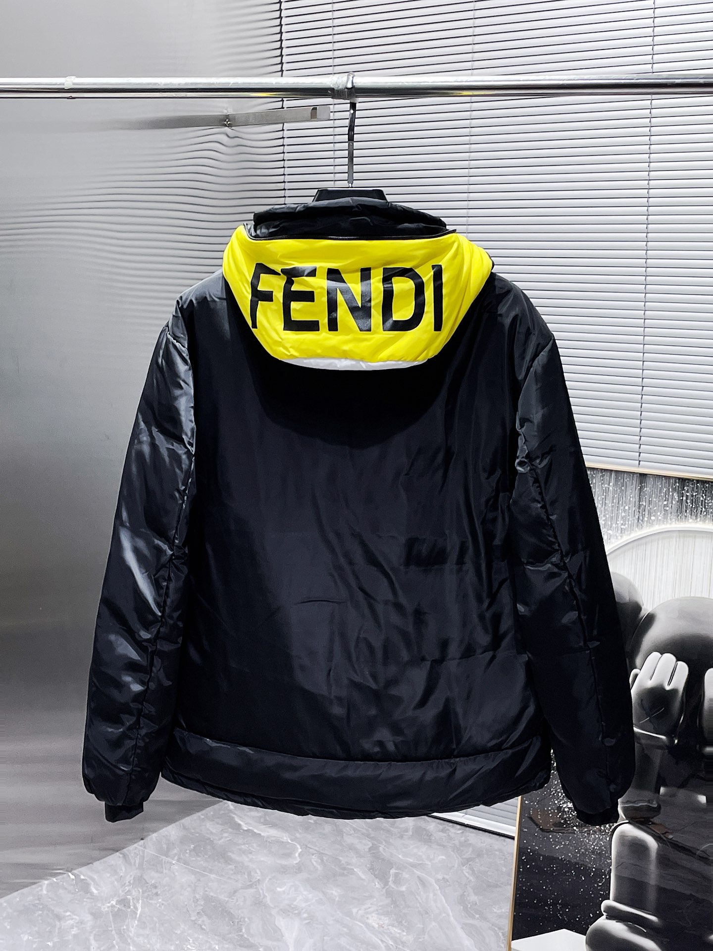 芬迪fendi2024秋冬新款连帽羽绒服外套爆款来袭品相超级好进口防风防雨面料软糯亲肤抗皱不沾灰立挺有型