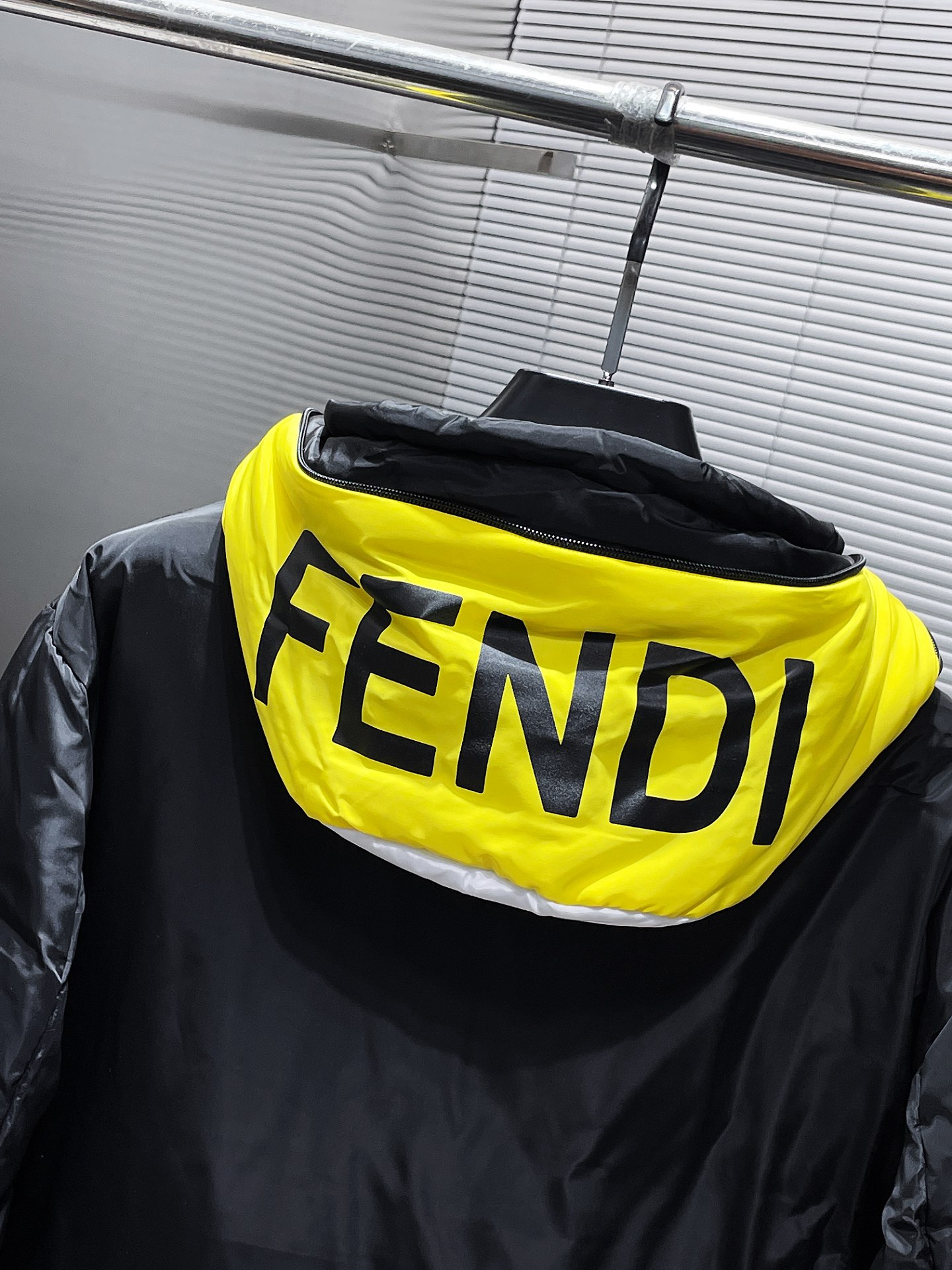 芬迪fendi2024秋冬新款连帽羽绒服外套爆款来袭品相超级好进口防风防雨面料软糯亲肤抗皱不沾灰立挺有型