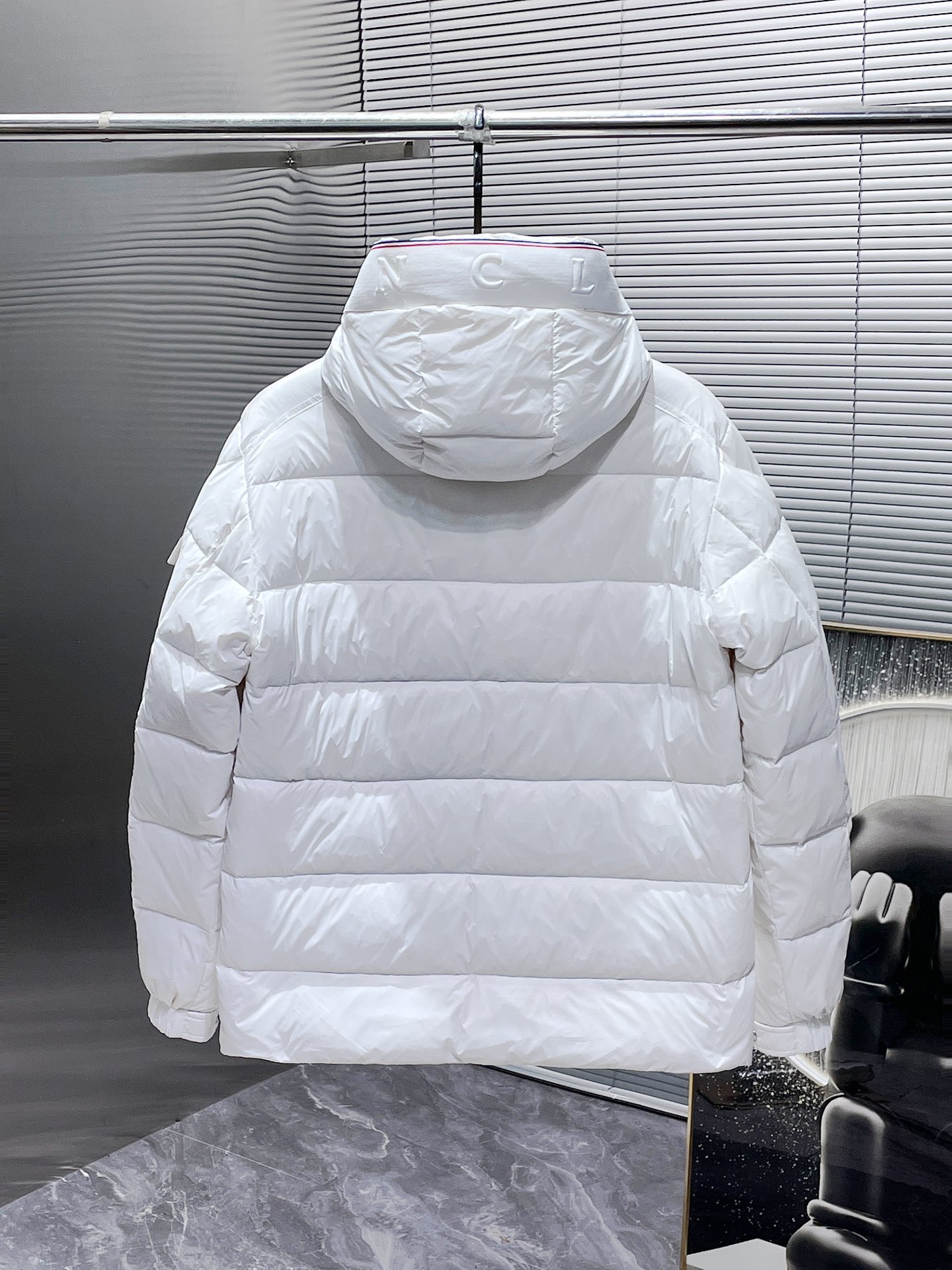    蒙口  moncler  秋冬新款连帽羽绒服外套，爆款来袭，品相超级好。进口防风防雨面料，软糯亲肤