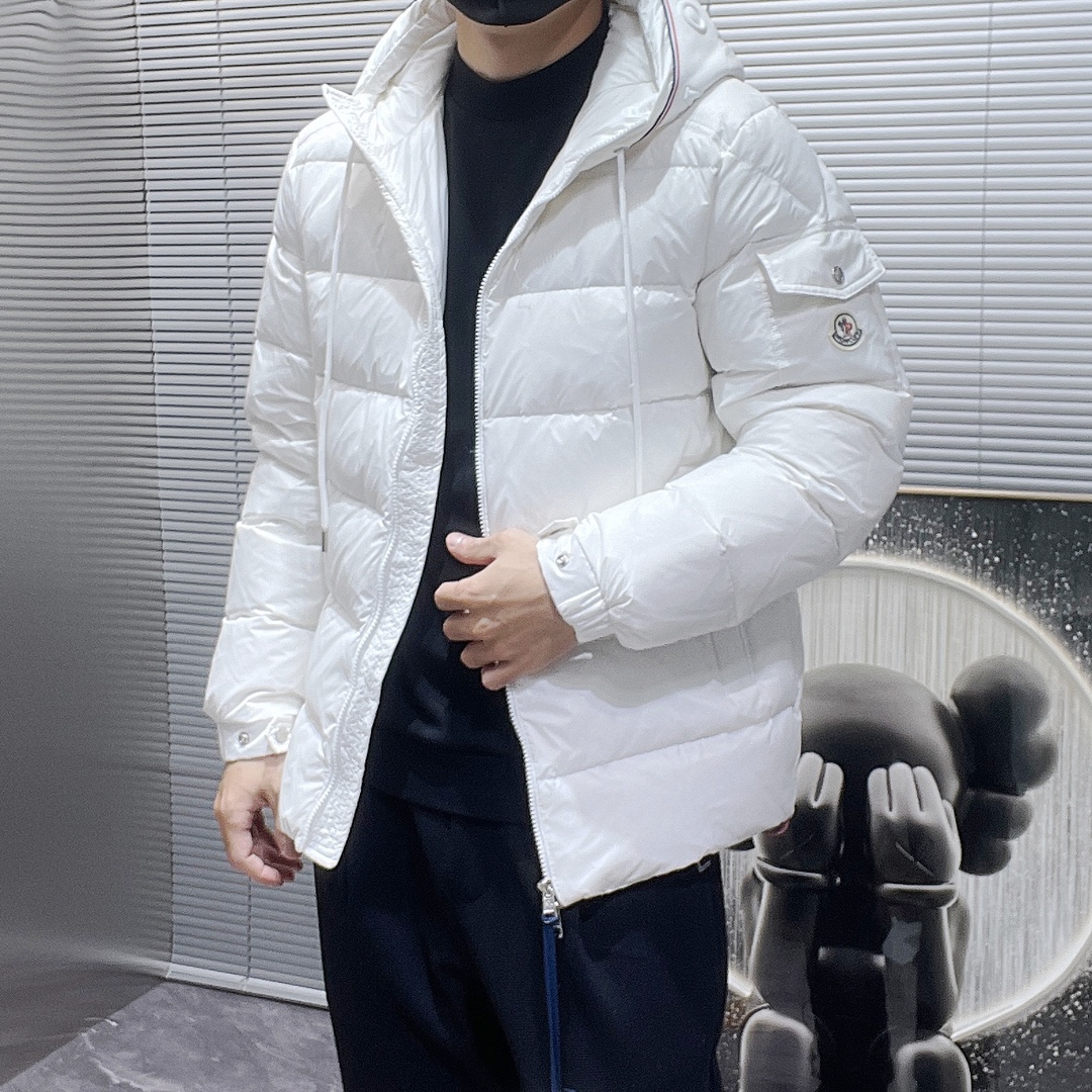    蒙口  moncler  秋冬新款连帽羽绒服外套，爆款来袭，品相超级好。进口防风防雨面料，软糯亲肤