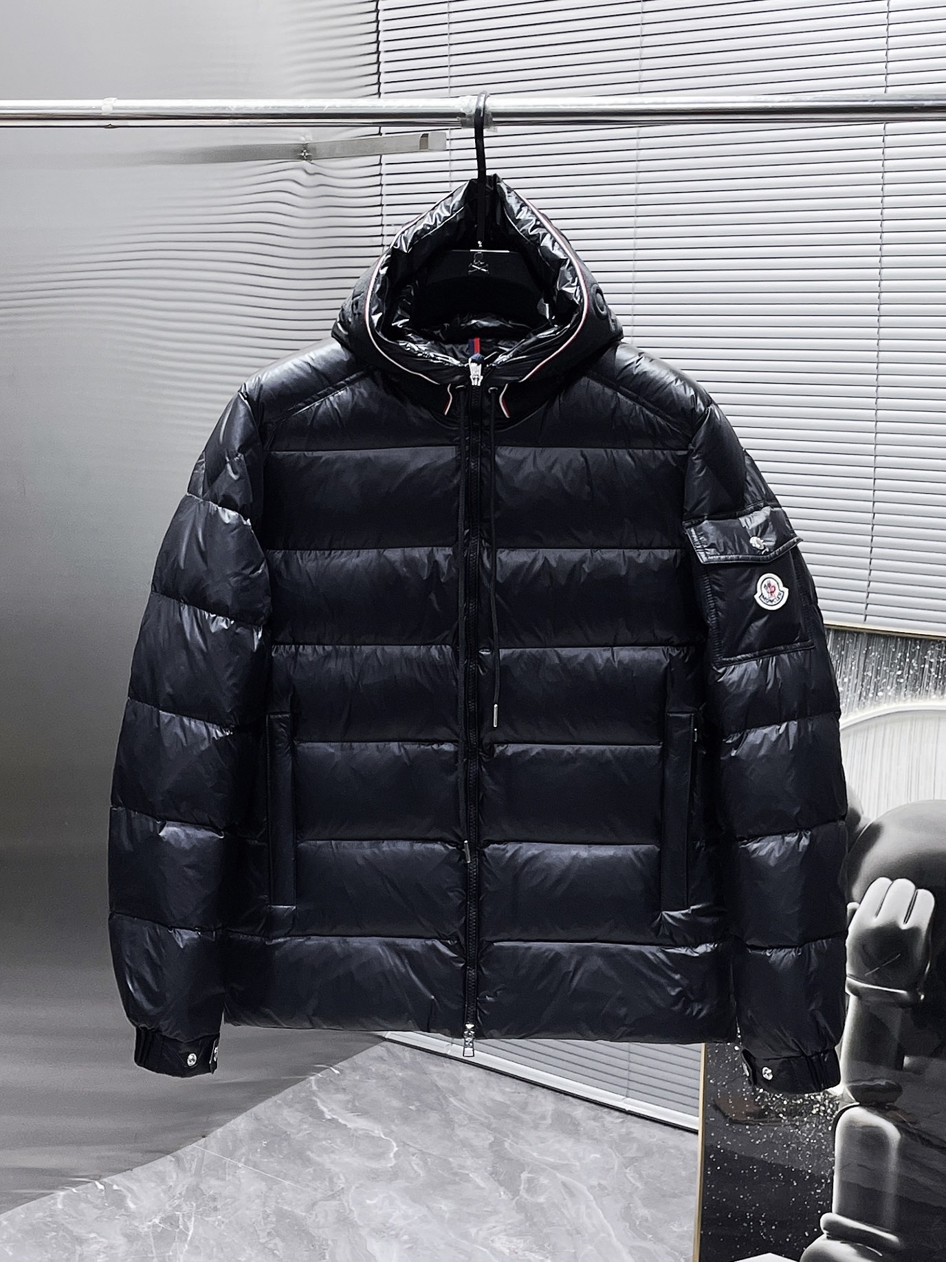    蒙口  moncler  秋冬新款连帽羽绒服外套，爆款来袭，品相超级好。进口防风防雨面料，软糯亲肤