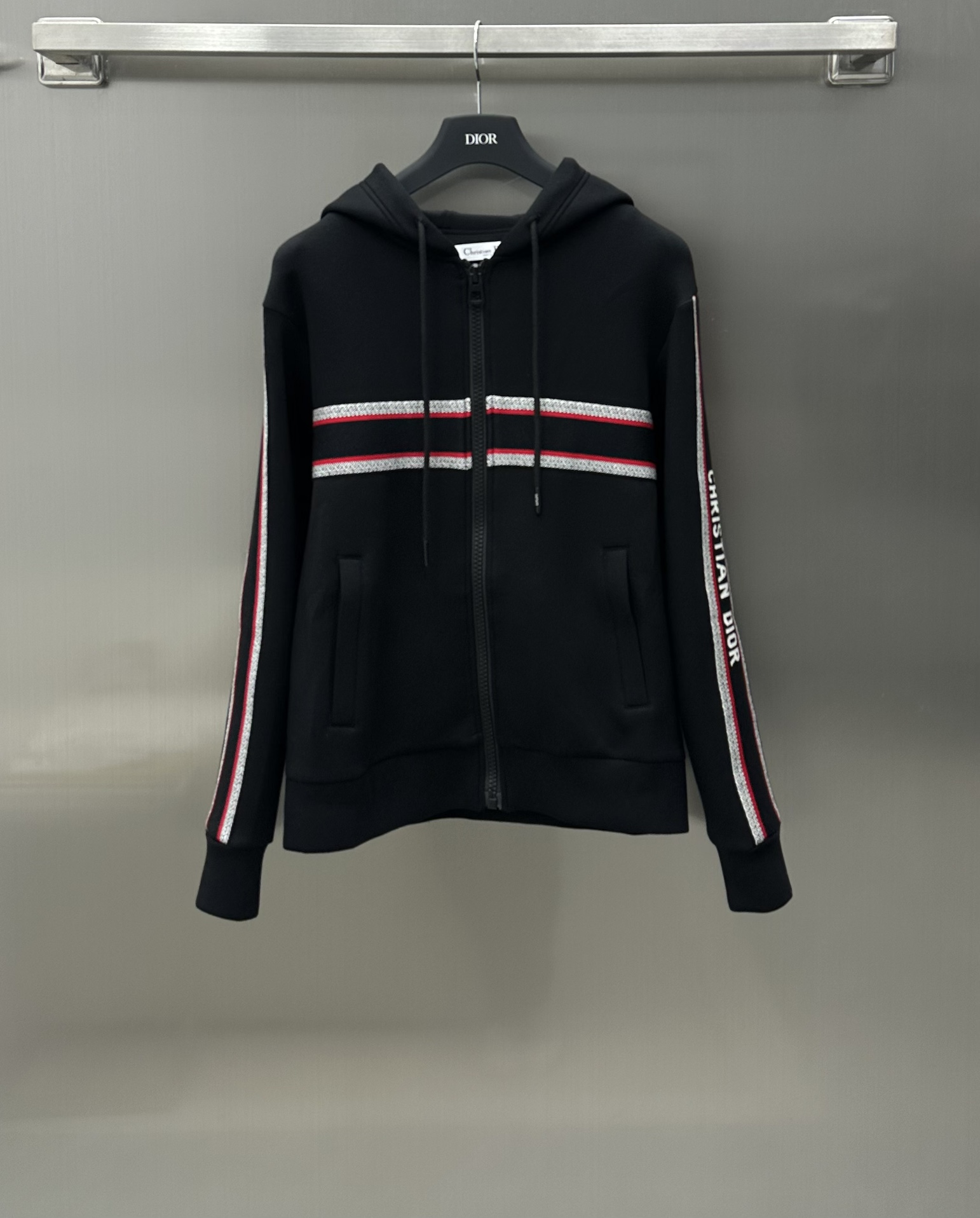 NO:696736,Dio* new arrival zipper jacket casual suit customized YB imported air cotton material Short zipper jacket design Fashionable and slimming Match with a series of straight trousers Suit upper body Effortless to wear Solid color with letter web zipper hooded jacket Hat drawstring design can adjust the circumference of the hat at will Webbing on both sides of the trousers echoes the top A set of upper body is fashionable and trendy, not easy to go out of style Loose hooded cut Lazy and fashionable, more advanced High version, dior, jackets  & coats,hats,19860909Dio* 新品上架拉链外套休闲套装定制YB进口空气棉材质 拉链外套短款设计 时髦显瘦 搭配系列直筒长裤 套装上身 不费力穿搭 纯色搭配字母织带拉链连帽外套 帽子抽绳设计可随意调节帽子围度 长裤两侧织带呼应上衣 一套上身时髦潮流 不易过时 连帽宽松剪裁 慵懒又时髦 更显高级 高版本,,dior,jackets & coats,hats,,Women's clothing