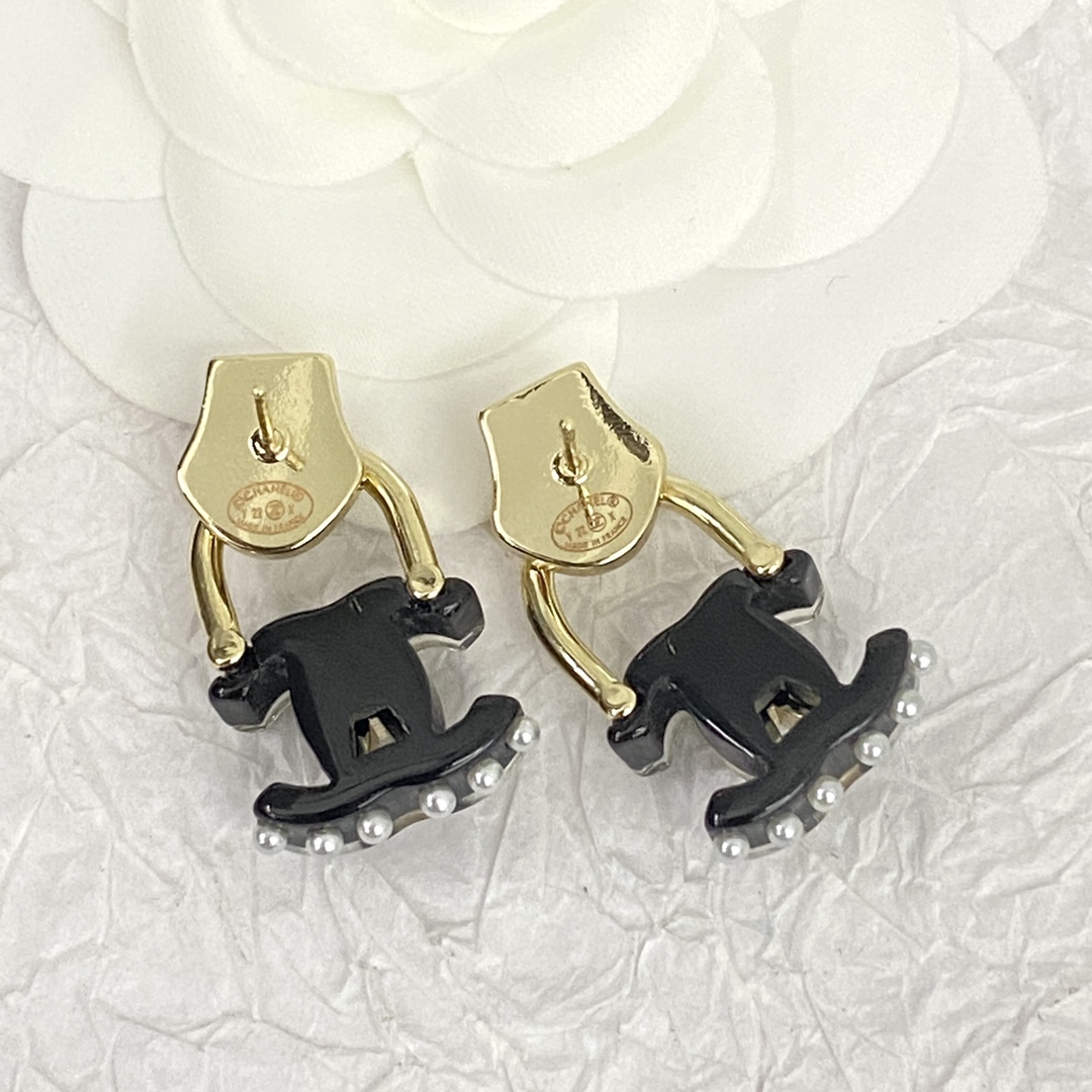  编码E1713   
🛍耳钉热销款火爆上新❣
💟耳钉以金色和黑色诠释了时尚与高贵，独特的“C”字母设计