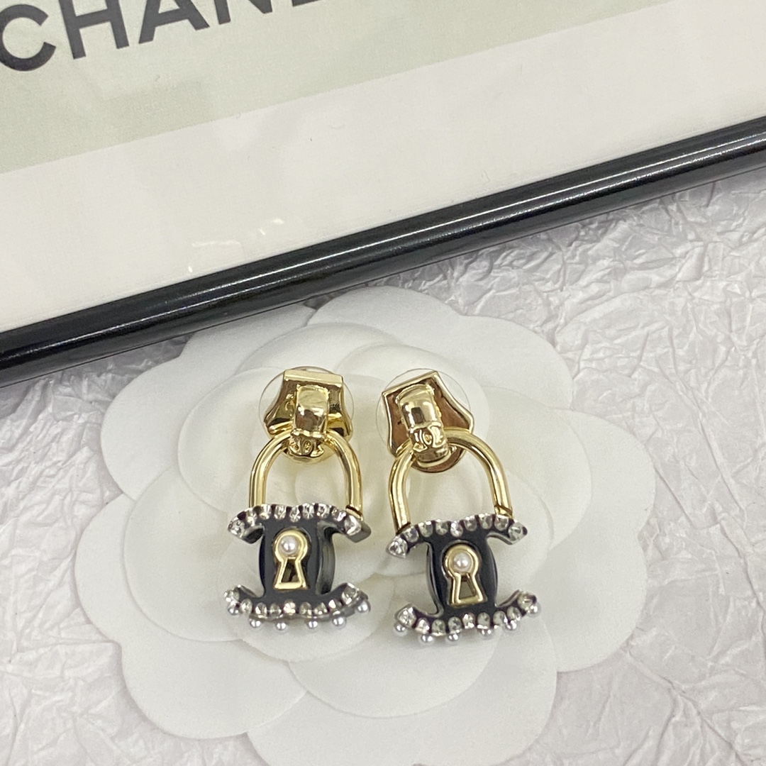  编码E1713   
🛍耳钉热销款火爆上新❣
💟耳钉以金色和黑色诠释了时尚与高贵，独特的“C”字母设计