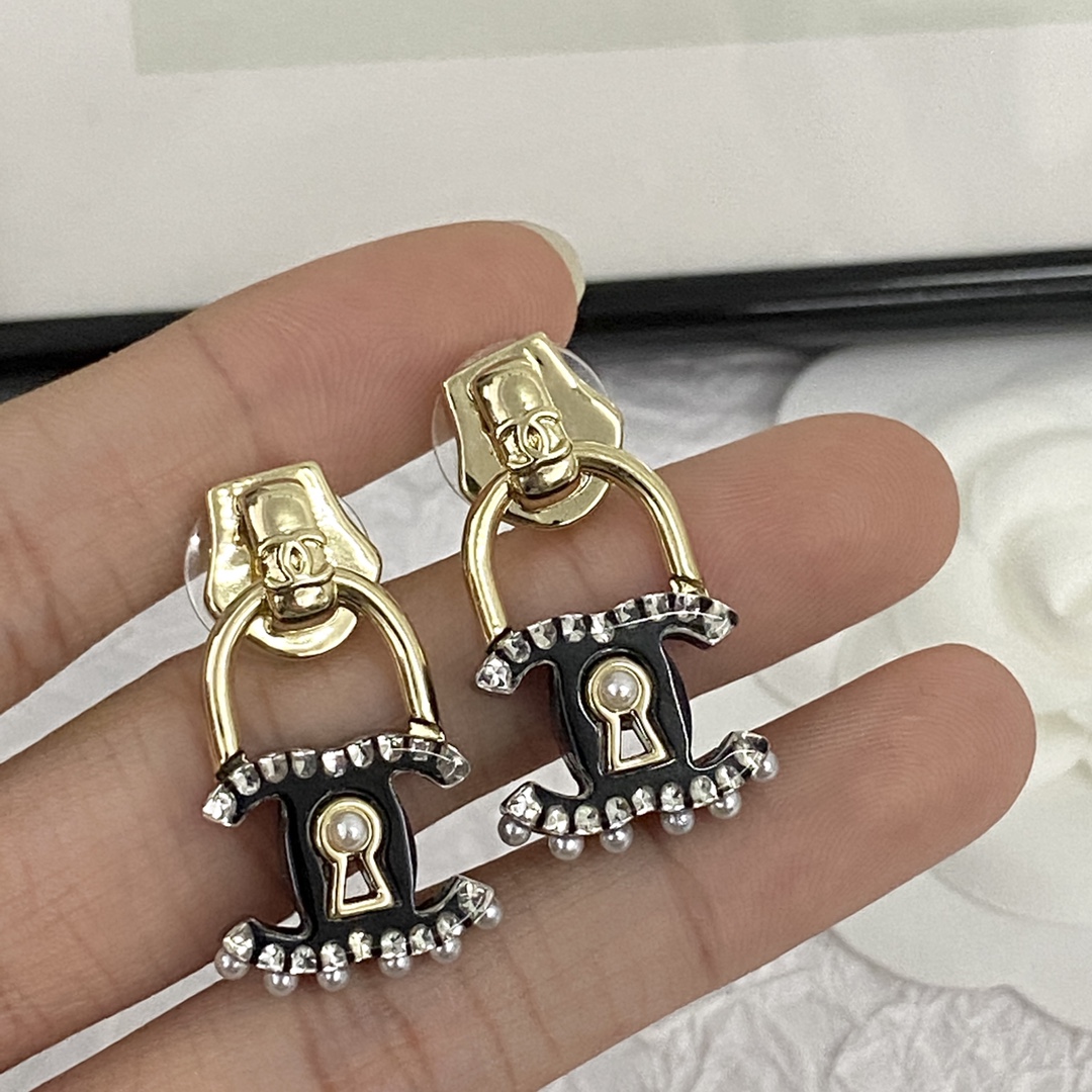  编码E1713   
🛍耳钉热销款火爆上新❣
💟耳钉以金色和黑色诠释了时尚与高贵，独特的“C”字母设计