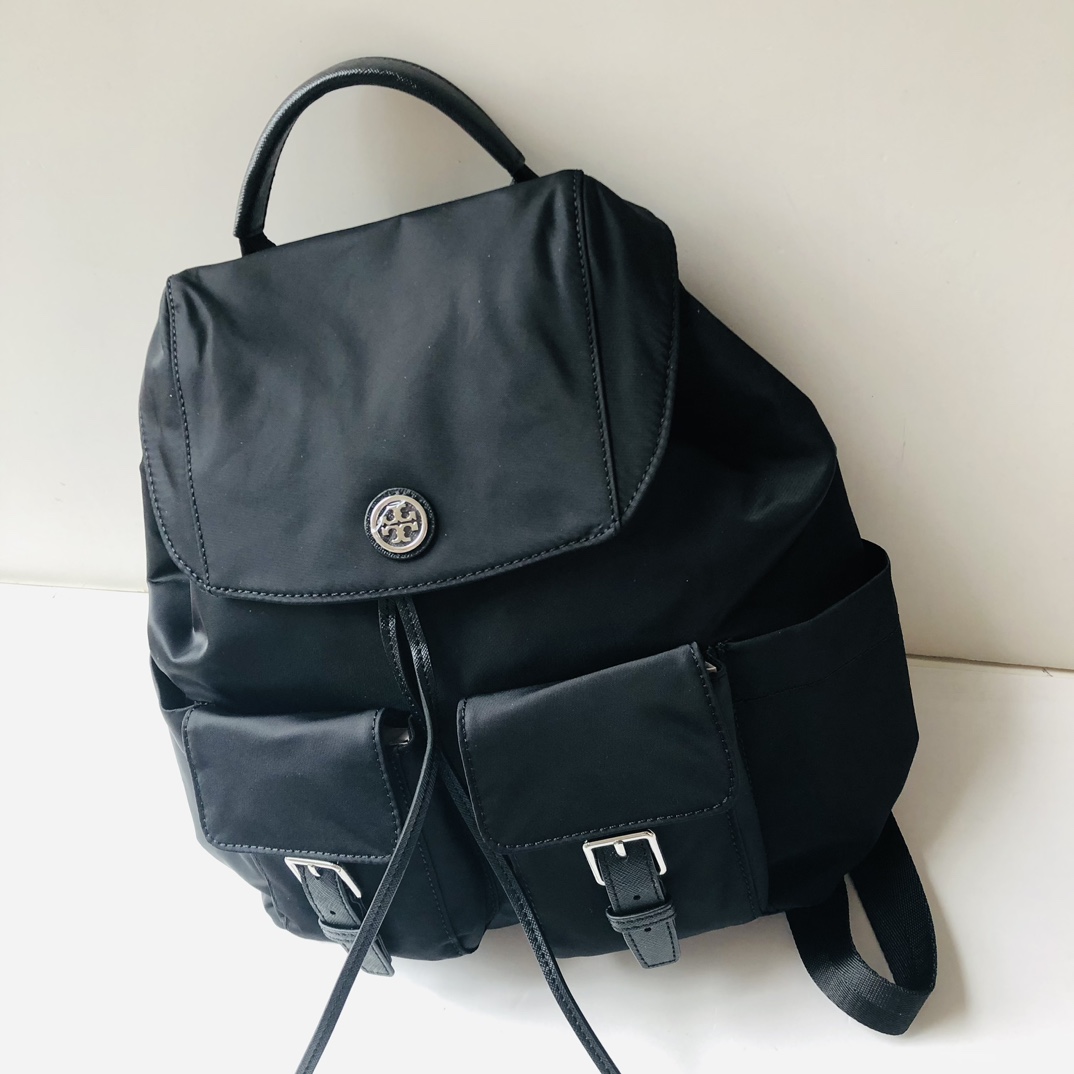 Tory Burch ～款号1859 最新款尼龙背包 黑色 深蓝色 空间大 实用 侧边有水杯雨伞位