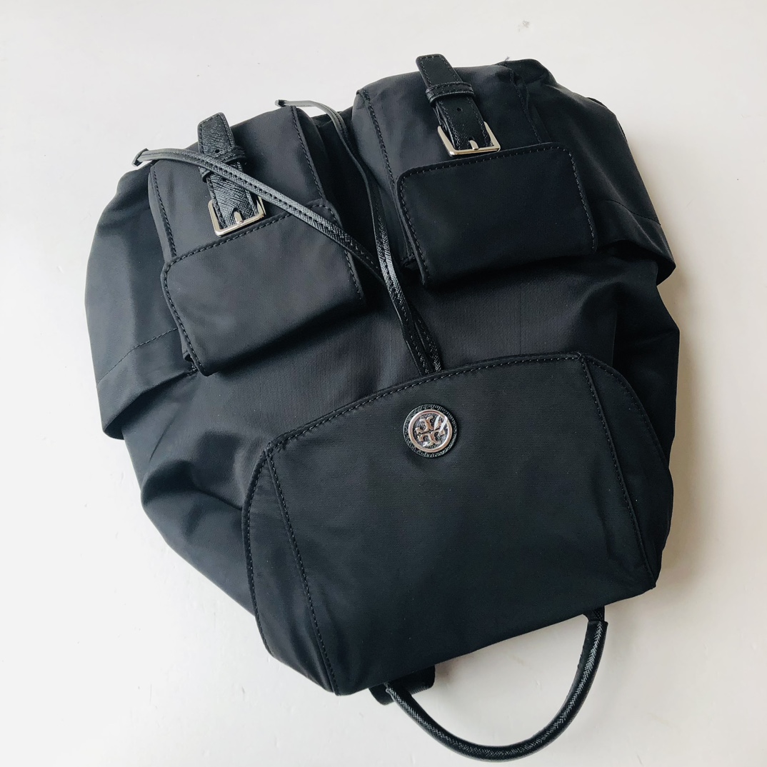 Tory Burch ～款号1859 最新款尼龙背包 黑色 深蓝色 空间大 实用 侧边有水杯雨伞位