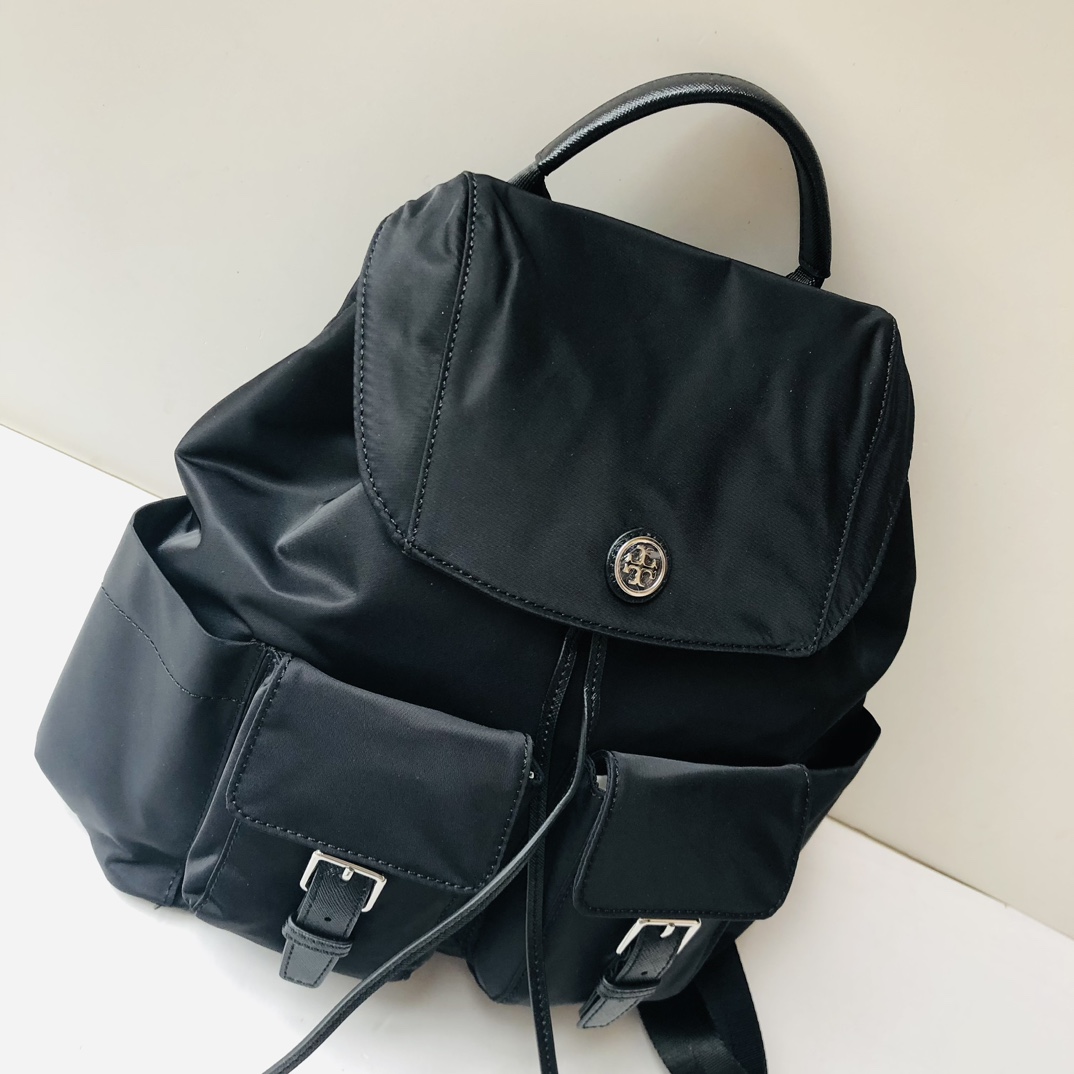 Tory Burch ～款号1859 最新款尼龙背包 黑色 深蓝色 空间大 实用 侧边有水杯雨伞位