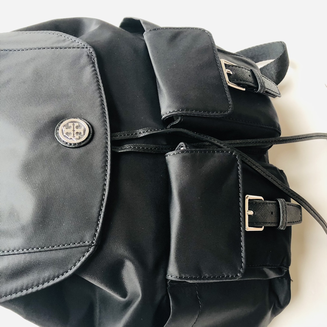 Tory Burch ～款号1859 最新款尼龙背包 黑色 深蓝色 空间大 实用 侧边有水杯雨伞位