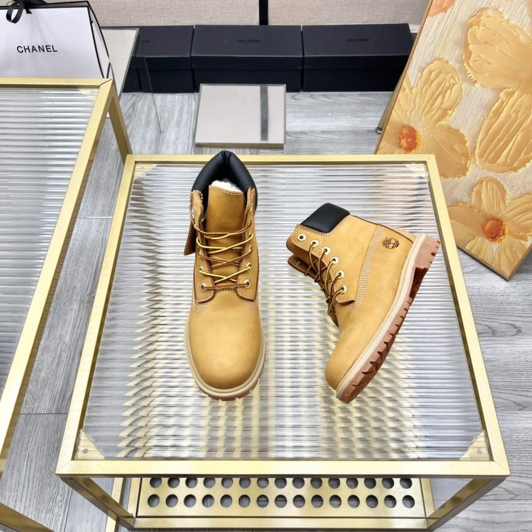 “Footwear Trends in Timberland’s 2022 Collection: Big Yellow Boots for Men and Women” - 图片 3