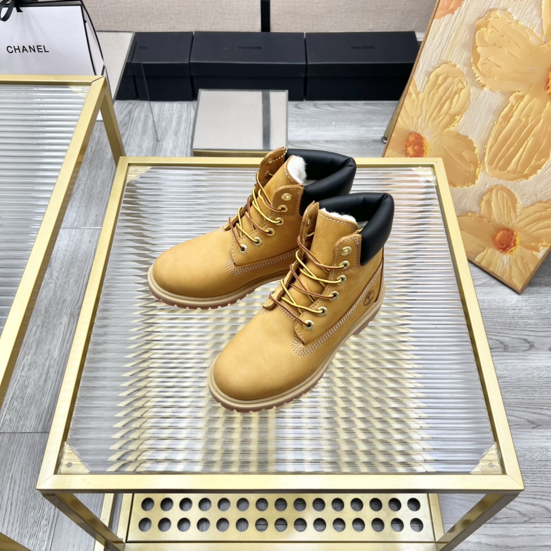 “Footwear Trends in Timberland’s 2022 Collection: Big Yellow Boots for Men and Women” - 图片 2