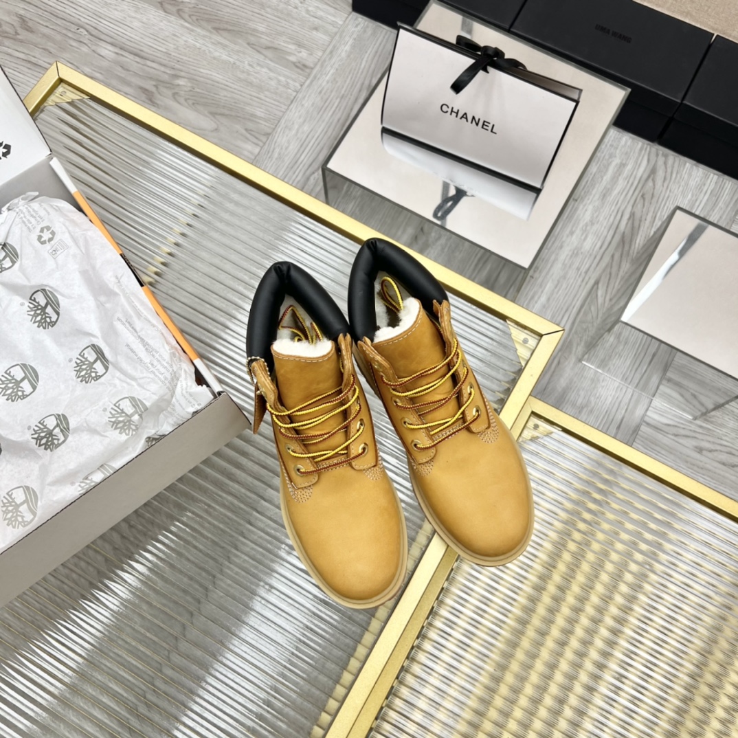 “Footwear Trends in Timberland’s 2022 Collection: Big Yellow Boots for Men and Women” - 图片 4