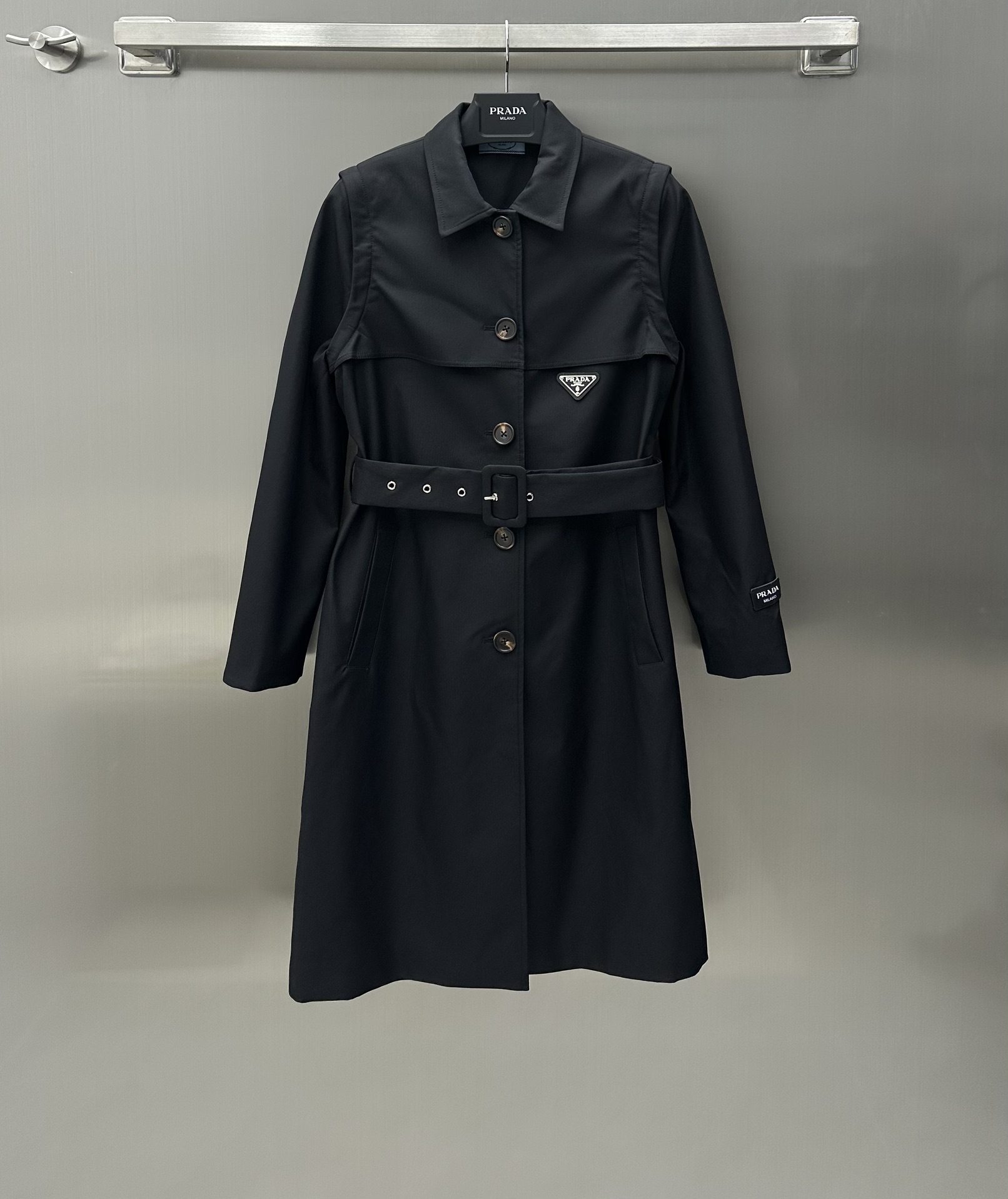 NO:696732,Prad* New product on the shelves. Detachable two-wear windbreaker jacket. Customized YB imported material. Textured and glossy. Windproof and waterproof. Detachable sleeves windbreaker jacket. Unique personality. Variety of styles. Casual and elegant. A hand-sleeved leather patch echoes the triangle on the chest. Coordinates the whole. Highly practical. Tolerant to the body. Loose casual style and waisted to show temperament. Can be switched at will according to needs. The mid-length design is tall and fashionable. Khaki and black are the colors that can be matched casually. A must-have for autumn and winter.  High version 2 colors, prada, jackets & coats,19860909Prad* 新品上架可拆卸两穿风衣外套定制YB进口材质 质感光泽 防风防水 可拆卸袖子风衣外套 独特个性 造型多变 休闲与气质并存的一款手袖皮革章仔呼应胸前三角牌 协调整体 实穿性高 对身材包容性强 宽松休闲风和收腰显气质风格 可根据需求随意切换 中长款设计显高时髦 卡其色和黑色随意搭配都不会出错的颜色 秋冬必备 高版本2色,,prada,jackets & coats,,Women's clothing