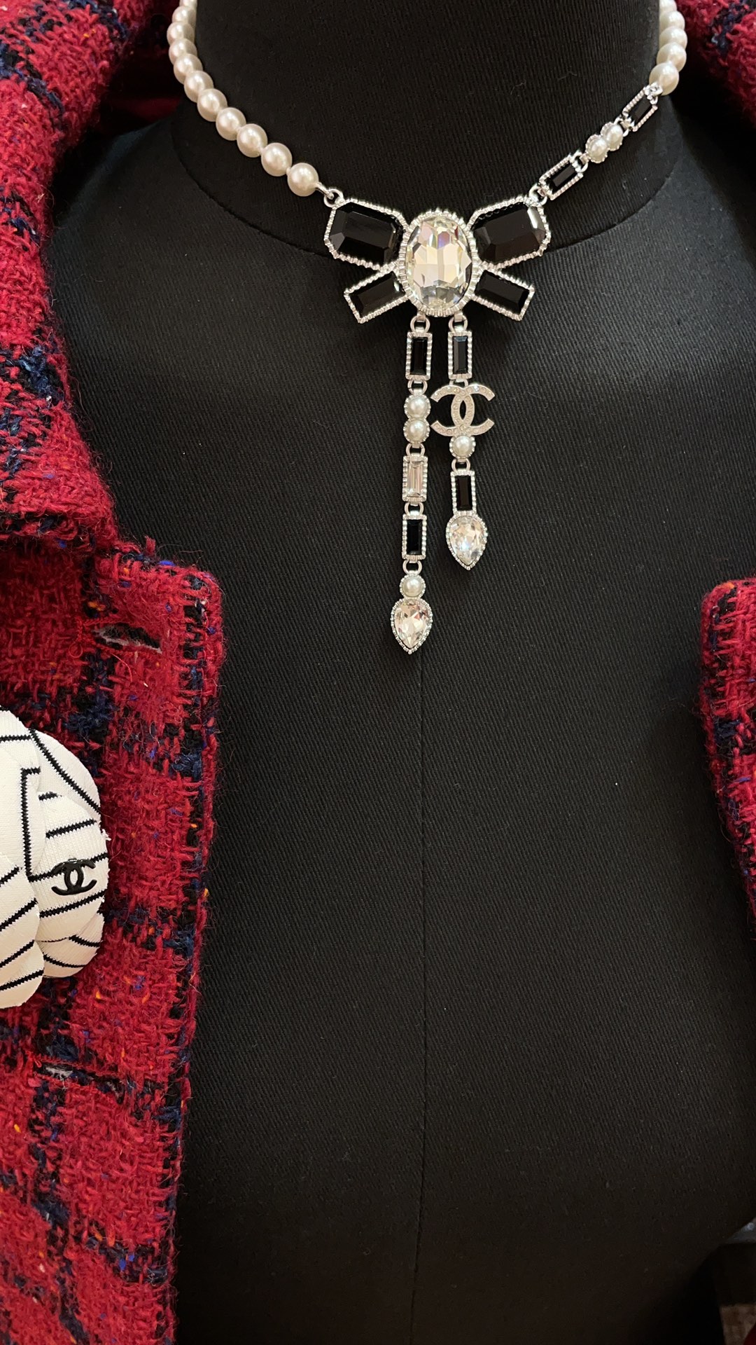 NO:101104,23K new black and white color matching gem bow double pendant pearl necklace Choker black and white gem small pearl bow matches noble and elegant yet girly playful and beautiful, so beautiful that it is impeccable~ Super heavy industry buys it and earns it zp consistent brass material custom diamond custom pearl necklace, Chanel necklace, chanel, necklace1986090923K新款黑白配色宝石蝴蝶结双吊坠珍珠项链choker黑白宝石小珍珠搭配的蝴蝶结 高贵优雅又不失少女俏皮感巨好看 美到无可挑剔～超级重工买到赚到 zp一致黄铜材质 定制钻 定制珍珠项链,香奈儿项链,chanel,necklace,Jewelry