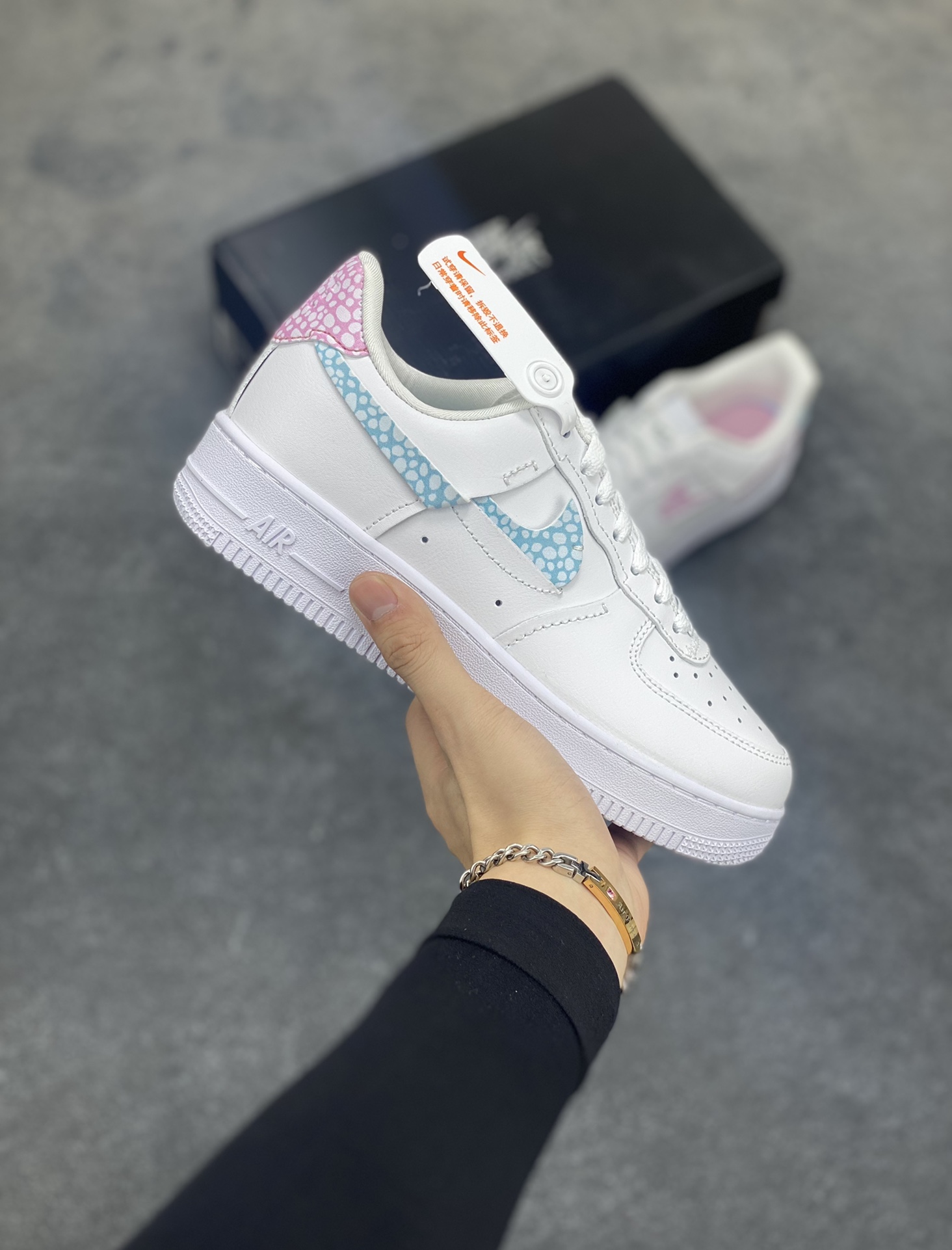 福利特价 全掌气垫🔥 NK Air Force 1 空军一号 断勾 原楦头原纸板 打造纯正空军版型#专注外贸渠道 全掌内置蜂窝气垫 #原盒配件 原厂中底钢印、拉帮完美 货号：DC1164-101 尺码：36 36.5 37.5 38 38.5 39 40 40.5 41 42 42.5 43 44 44.5 45-选品中心