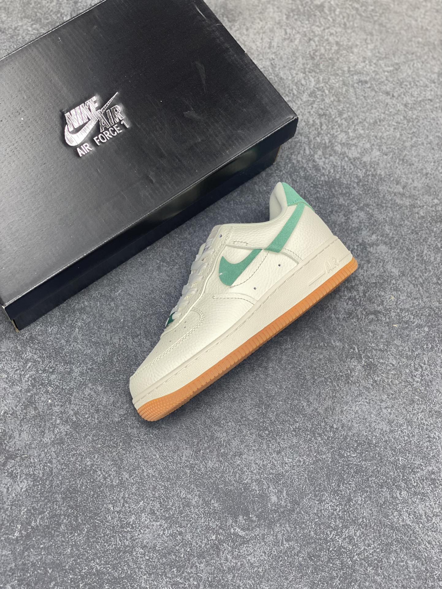 图片[7]-福利特价 全掌气垫🔥 NK Air Force 1 空军一号 断勾 原楦头原纸板 打造纯正空军版型#专注外贸渠道 全掌内置蜂窝气垫 #原盒配件 原厂中底钢印、拉帮完美 货号：DV0740-100 尺码：36 36.5 37.5 38 38.5 39 40 40.5 41 42 42.5 43 44 44.5 45-选品中心