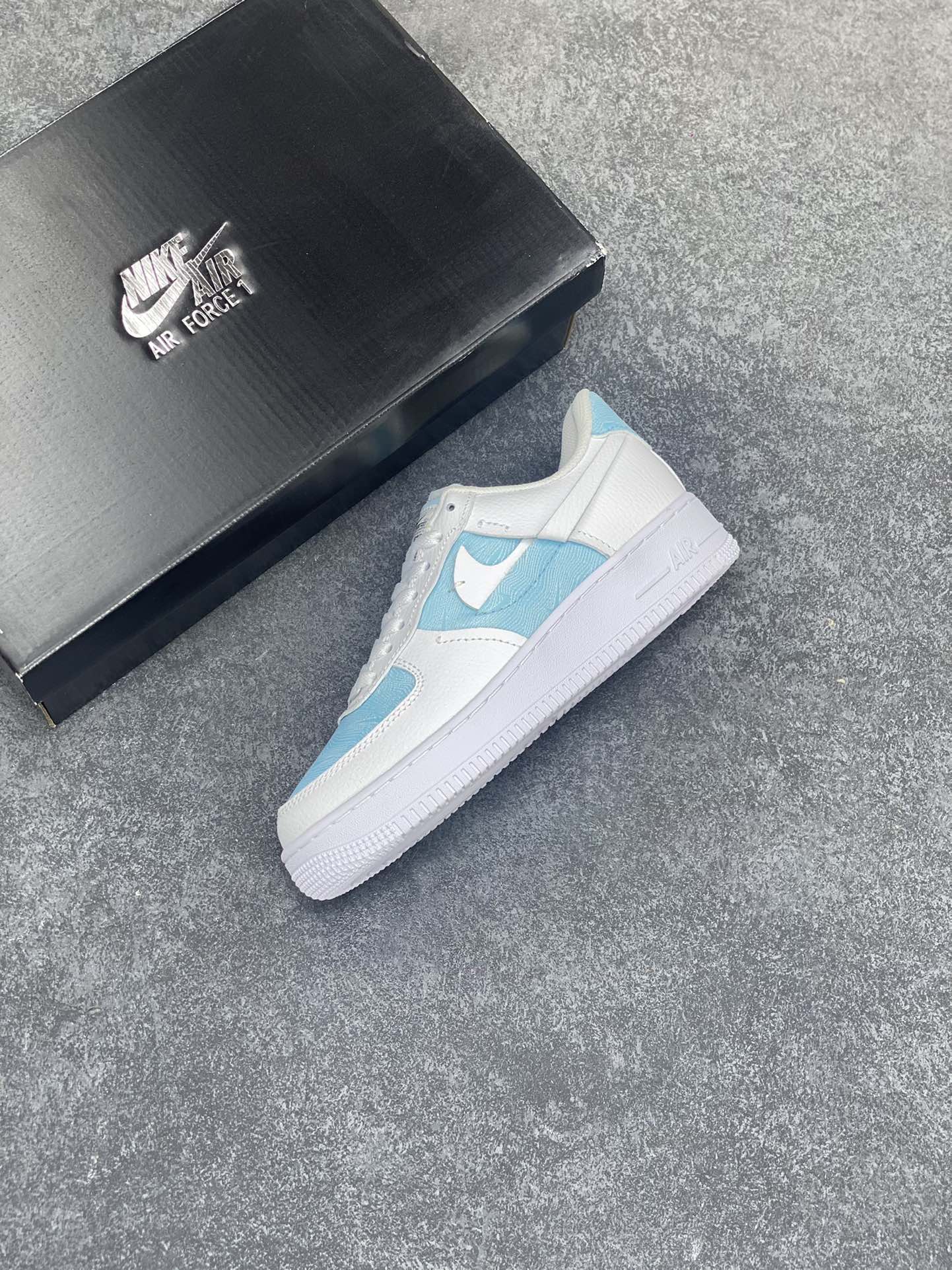 图片[7]-福利特价 全掌气垫🔥 NK Air Force 1 空军一号 断勾 原楦头原纸板 打造纯正空军版型#专注外贸渠道 全掌内置蜂窝气垫 #原盒配件 原厂中底钢印、拉帮完美 货号：DJ9880-400 尺码：36 36.5 37.5 38 38.5 39 40 40.5 41 42 42.5 43 44 44.5 45-选品中心