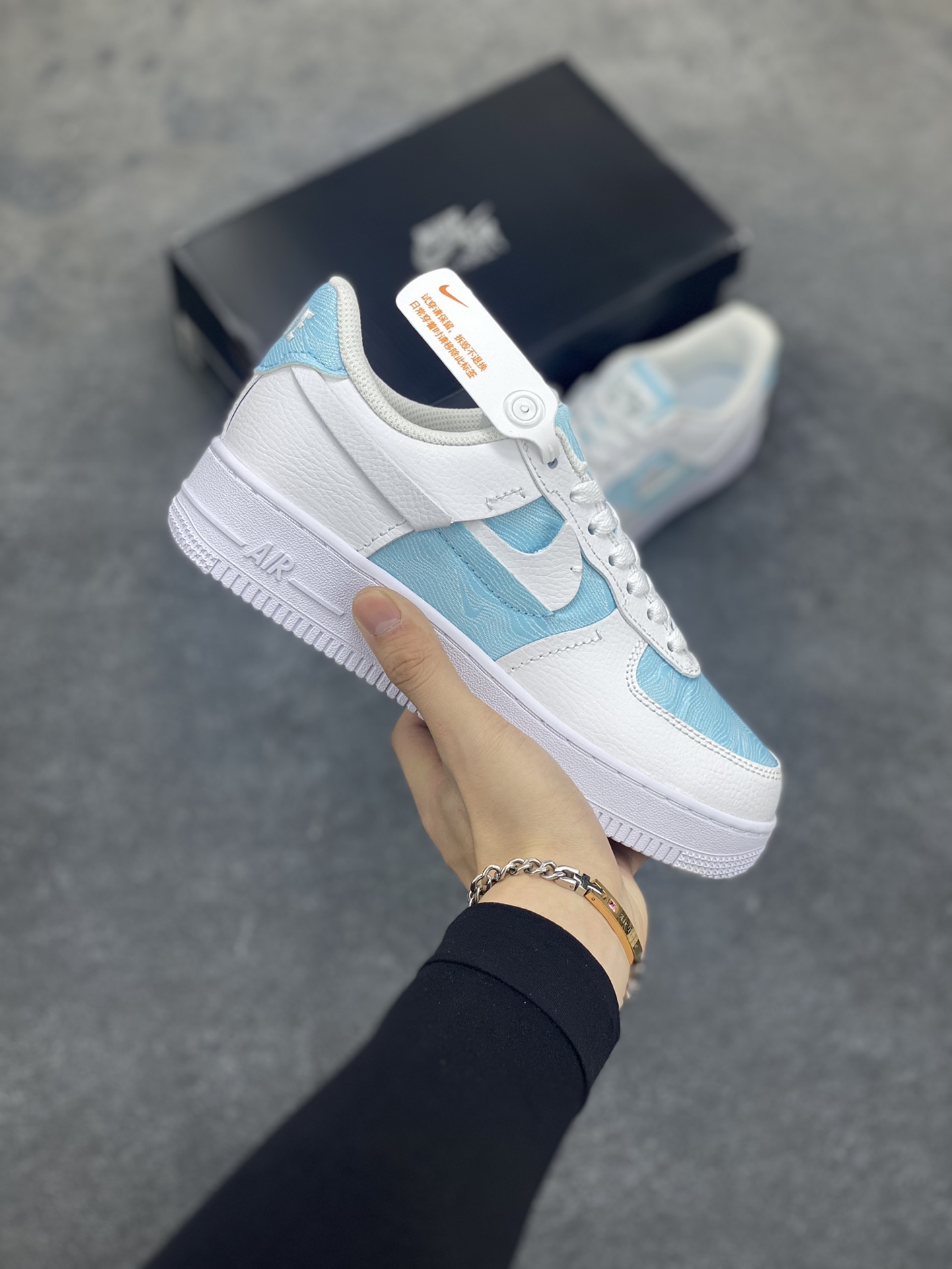 福利特价 全掌气垫🔥 NK Air Force 1 空军一号 断勾 原楦头原纸板 打造纯正空军版型#专注外贸渠道 全掌内置蜂窝气垫 #原盒配件 原厂中底钢印、拉帮完美 货号:DJ9880-400 尺码:36 36.5 37.5 38 38.5 39 40 40.5 41 42 42.5 43 44 44.5 45-选品中心