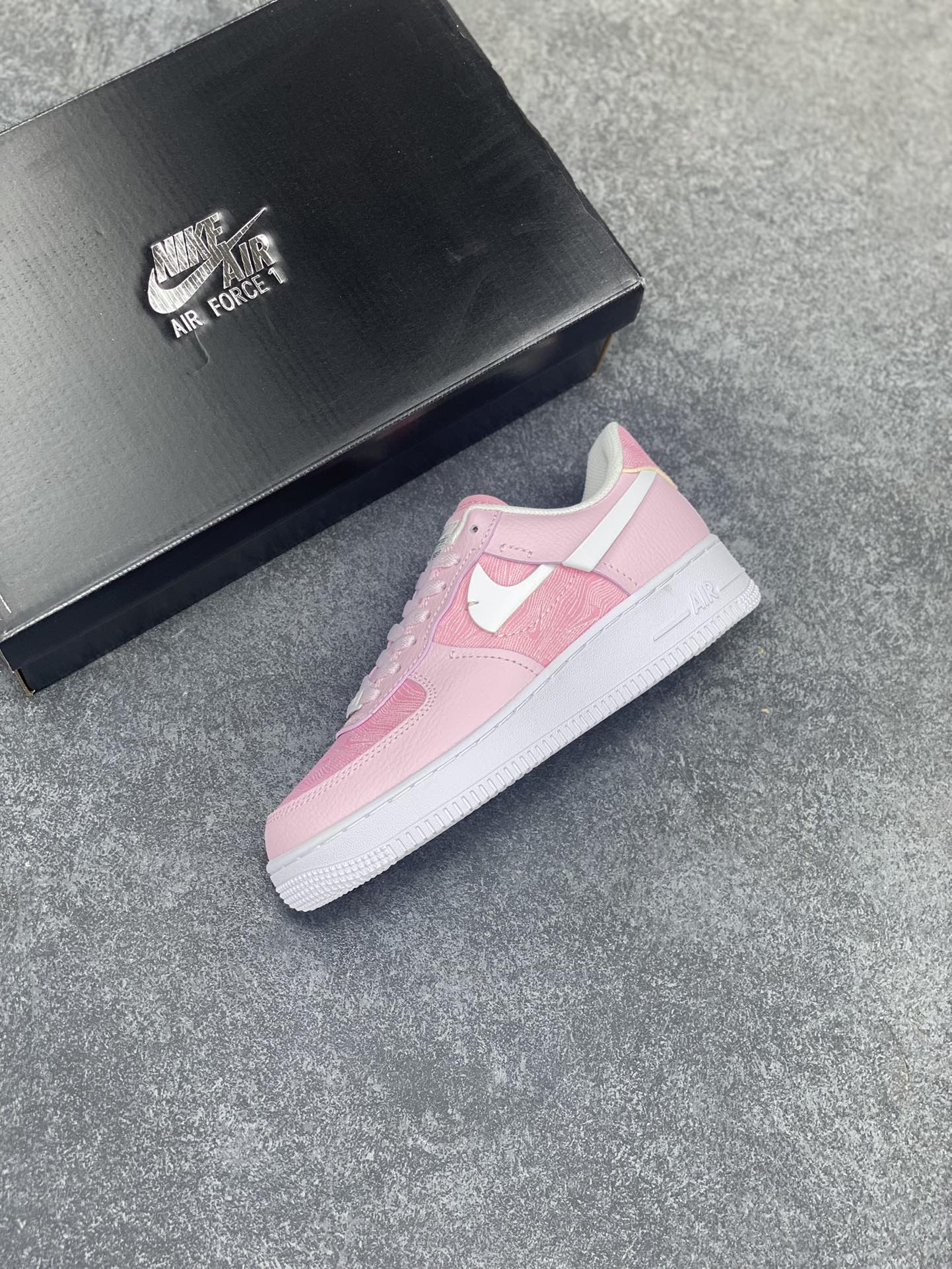 图片[7]-福利特价 全掌气垫🔥 NK Air Force 1 空军一号 断勾 原楦头原纸板 打造纯正空军版型#专注外贸渠道 全掌内置蜂窝气垫 #原盒配件 原厂中底钢印、拉帮完美 货号：DJ6904-600 尺码：36 36.5 37.5 38 38.5 39 40 40.5 41 42 42.5 43 44 44.5 45-选品中心