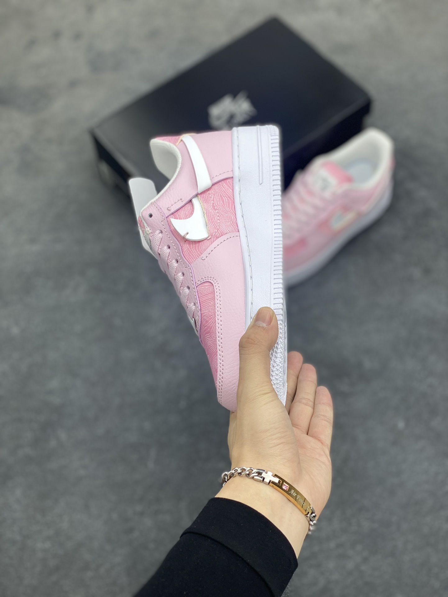 图片[3]-福利特价 全掌气垫🔥 NK Air Force 1 空军一号 断勾 原楦头原纸板 打造纯正空军版型#专注外贸渠道 全掌内置蜂窝气垫 #原盒配件 原厂中底钢印、拉帮完美 货号：DJ6904-600 尺码：36 36.5 37.5 38 38.5 39 40 40.5 41 42 42.5 43 44 44.5 45-选品中心