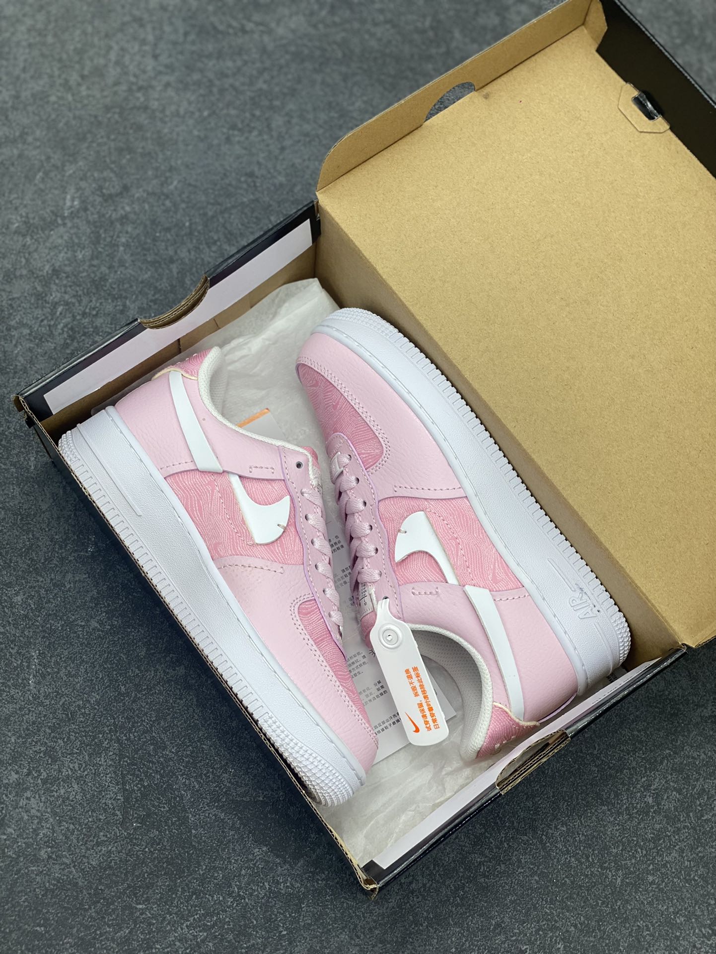 图片[9]-福利特价 全掌气垫🔥 NK Air Force 1 空军一号 断勾 原楦头原纸板 打造纯正空军版型#专注外贸渠道 全掌内置蜂窝气垫 #原盒配件 原厂中底钢印、拉帮完美 货号：DJ6904-600 尺码：36 36.5 37.5 38 38.5 39 40 40.5 41 42 42.5 43 44 44.5 45-选品中心