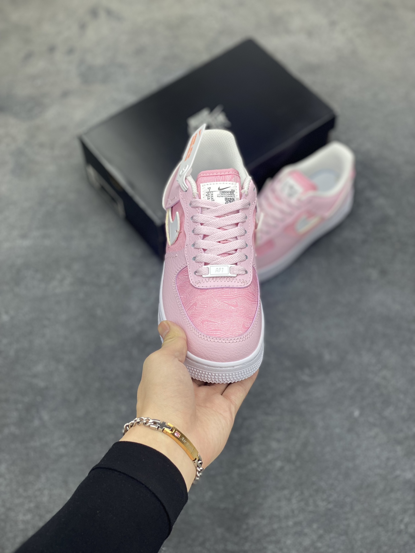 图片[2]-福利特价 全掌气垫🔥 NK Air Force 1 空军一号 断勾 原楦头原纸板 打造纯正空军版型#专注外贸渠道 全掌内置蜂窝气垫 #原盒配件 原厂中底钢印、拉帮完美 货号：DJ6904-600 尺码：36 36.5 37.5 38 38.5 39 40 40.5 41 42 42.5 43 44 44.5 45-选品中心