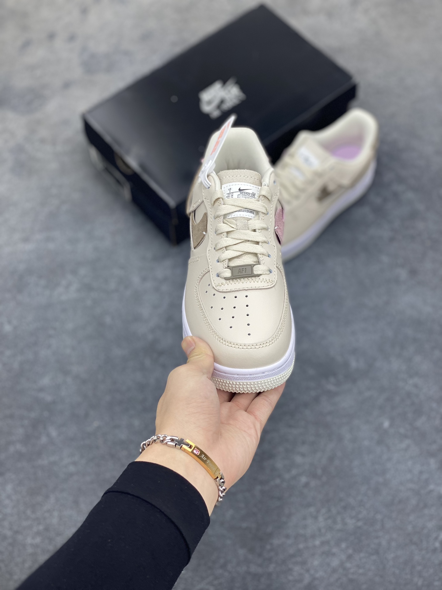 图片[2]-福利特价 全掌气垫🔥 NK Air Force 1 空军一号 断勾 原楦头原纸板 打造纯正空军版型#专注外贸渠道 全掌内置蜂窝气垫 #原盒配件 原厂中底钢印、拉帮完美 货号：DC1425-100 尺码：36 36.5 37.5 38 38.5 39 40 40.5 41 42 42.5 43 44 44.5 45-选品中心