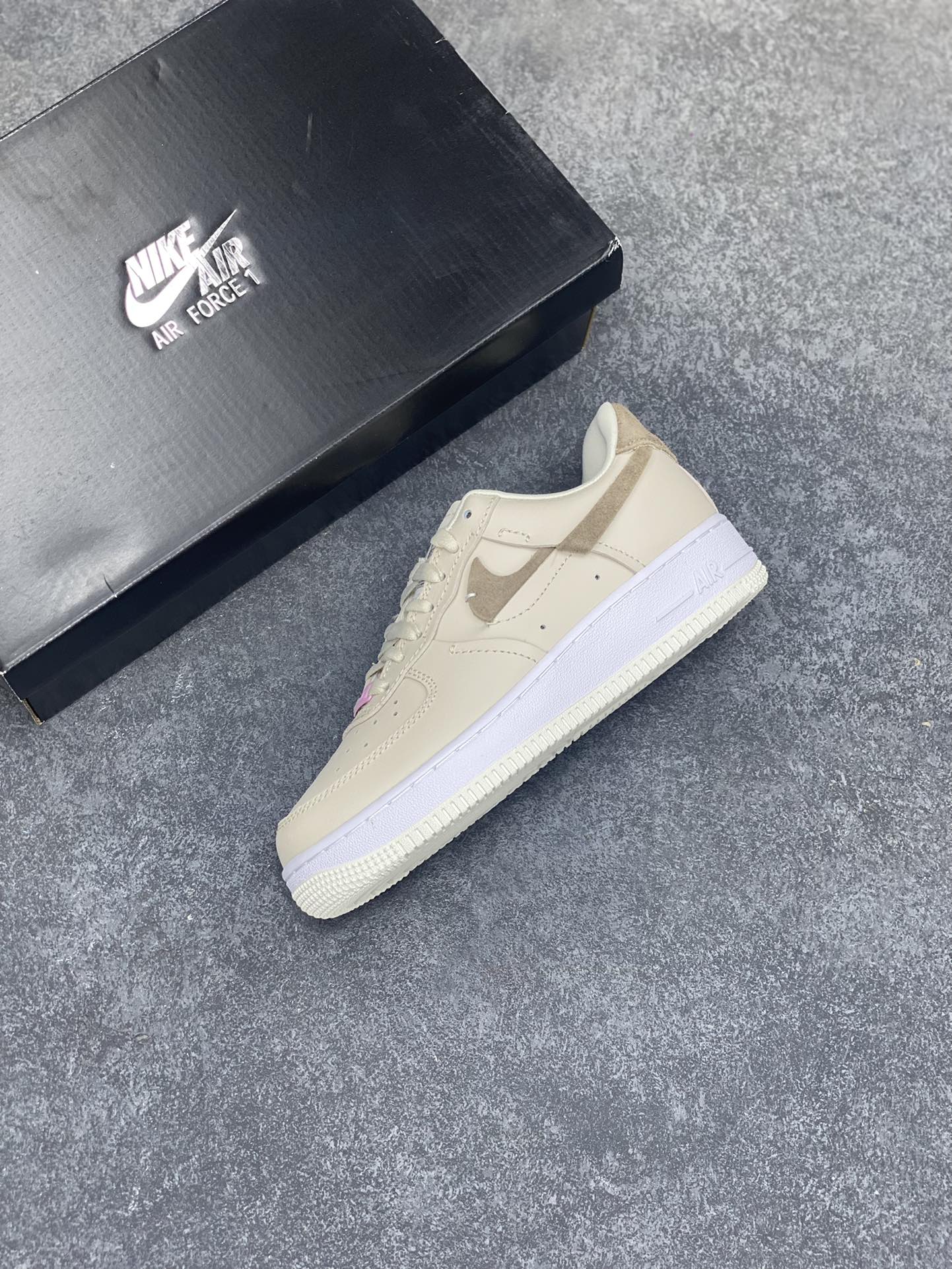图片[7]-福利特价 全掌气垫🔥 NK Air Force 1 空军一号 断勾 原楦头原纸板 打造纯正空军版型#专注外贸渠道 全掌内置蜂窝气垫 #原盒配件 原厂中底钢印、拉帮完美 货号：DC1425-100 尺码：36 36.5 37.5 38 38.5 39 40 40.5 41 42 42.5 43 44 44.5 45-选品中心