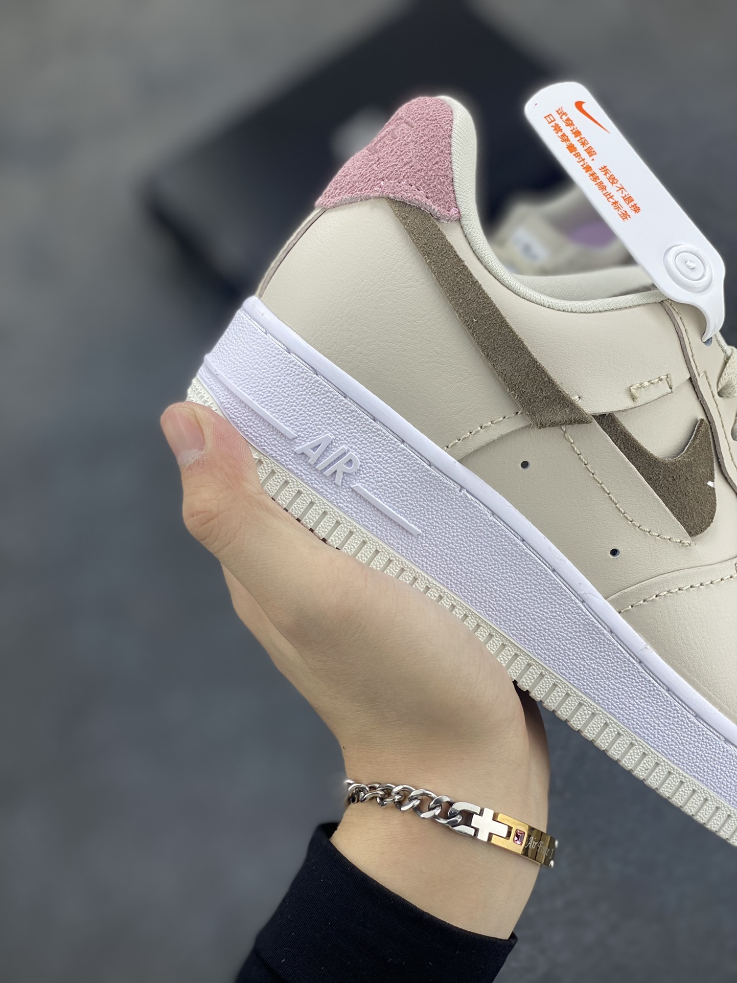 图片[6]-福利特价 全掌气垫🔥 NK Air Force 1 空军一号 断勾 原楦头原纸板 打造纯正空军版型#专注外贸渠道 全掌内置蜂窝气垫 #原盒配件 原厂中底钢印、拉帮完美 货号：DC1425-100 尺码：36 36.5 37.5 38 38.5 39 40 40.5 41 42 42.5 43 44 44.5 45-选品中心