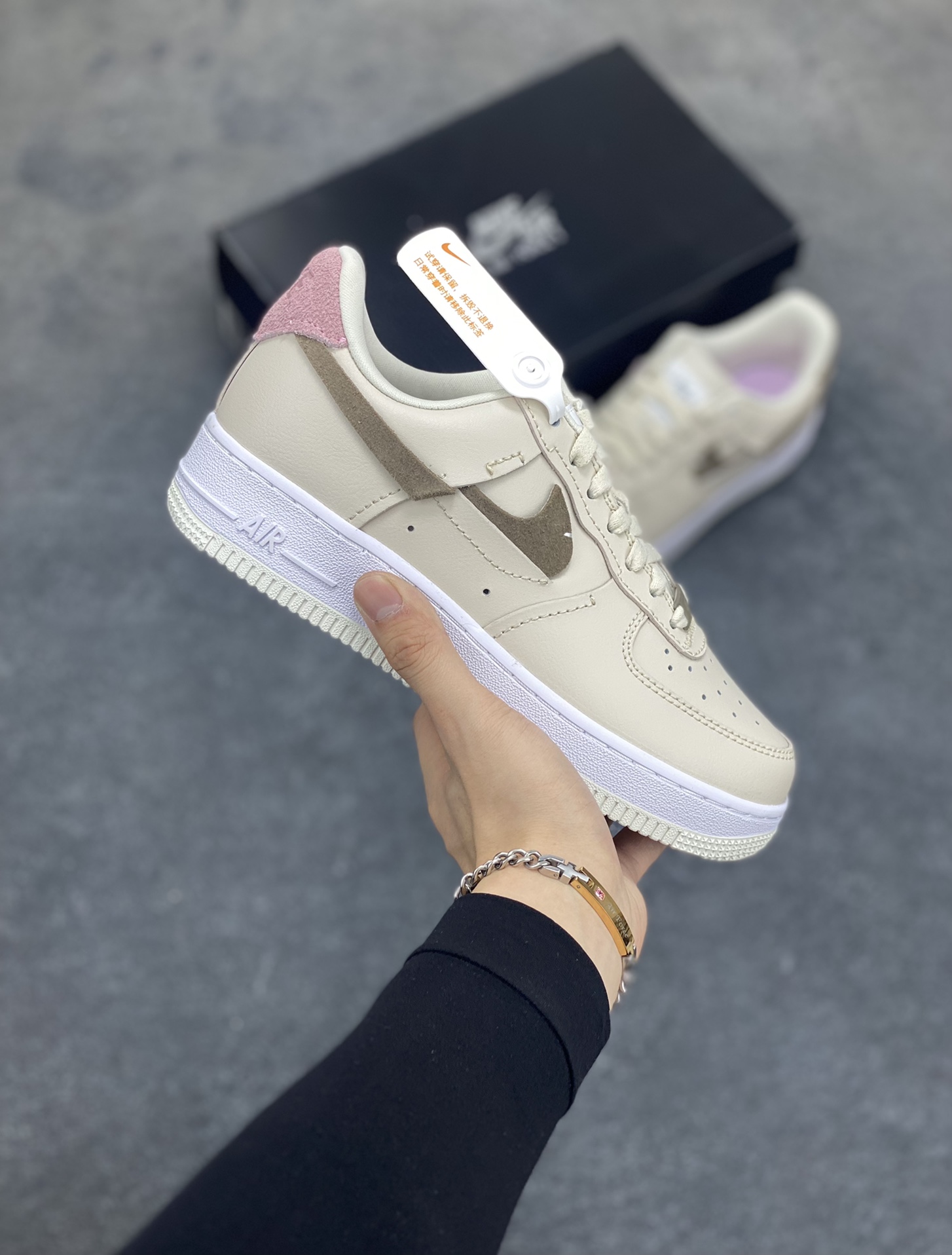 福利特价 全掌气垫🔥 NK Air Force 1 空军一号 断勾 原楦头原纸板 打造纯正空军版型#专注外贸渠道 全掌内置蜂窝气垫 #原盒配件 原厂中底钢印、拉帮完美 货号:DC1425-100 尺码:36 36.5 37.5 38 38.5 39 40 40.5 41 42 42.5 43 44 44.5 45-选品中心