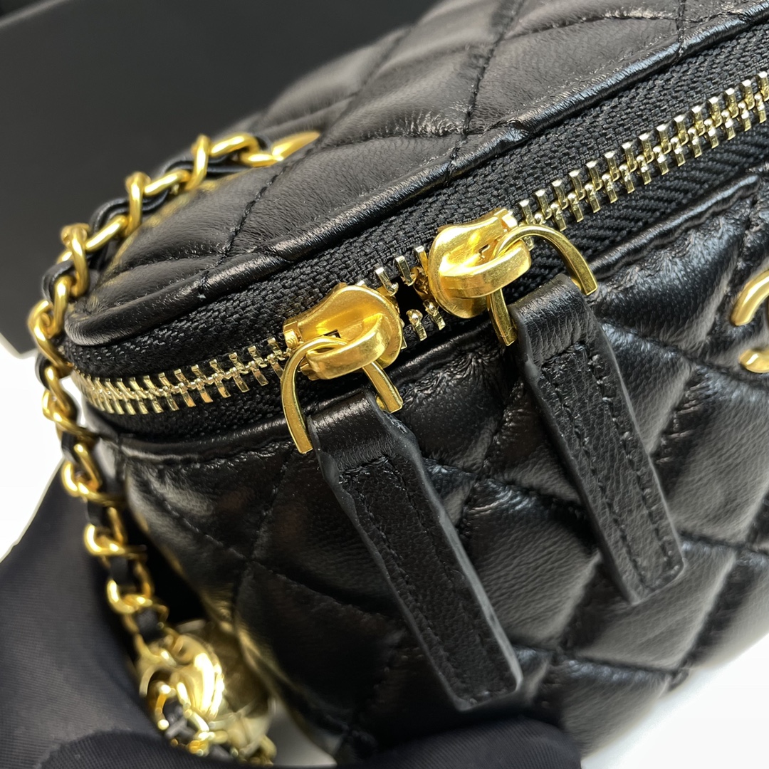 Chanel2021秋冬新品金球化妆小盒子小型收纳盒原版五金进口羊皮出街打开能补妆关上能拗造型就算放家里