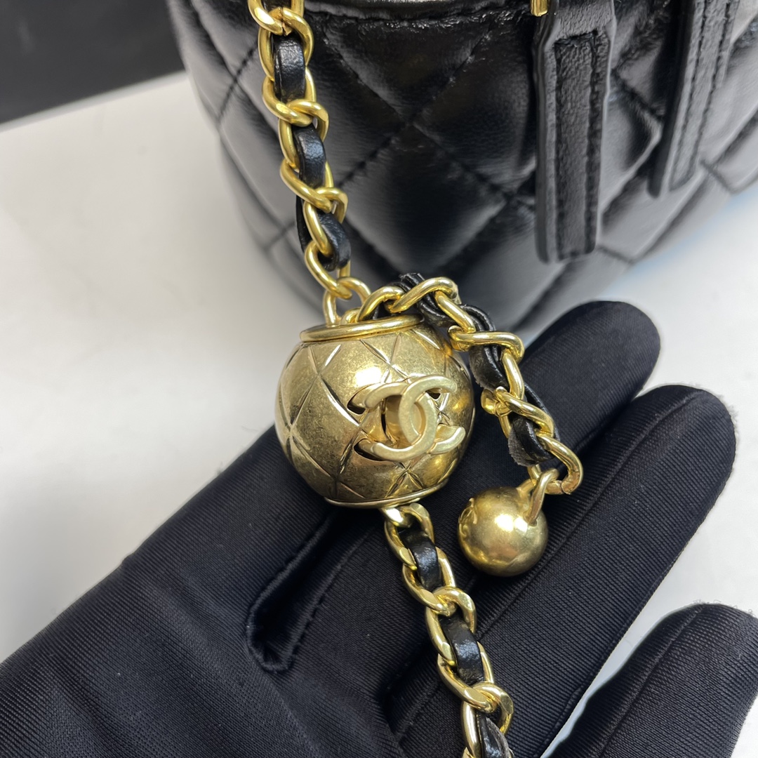 Chanel2021秋冬新品金球化妆小盒子小型收纳盒原版五金进口羊皮出街打开能补妆关上能拗造型就算放家里